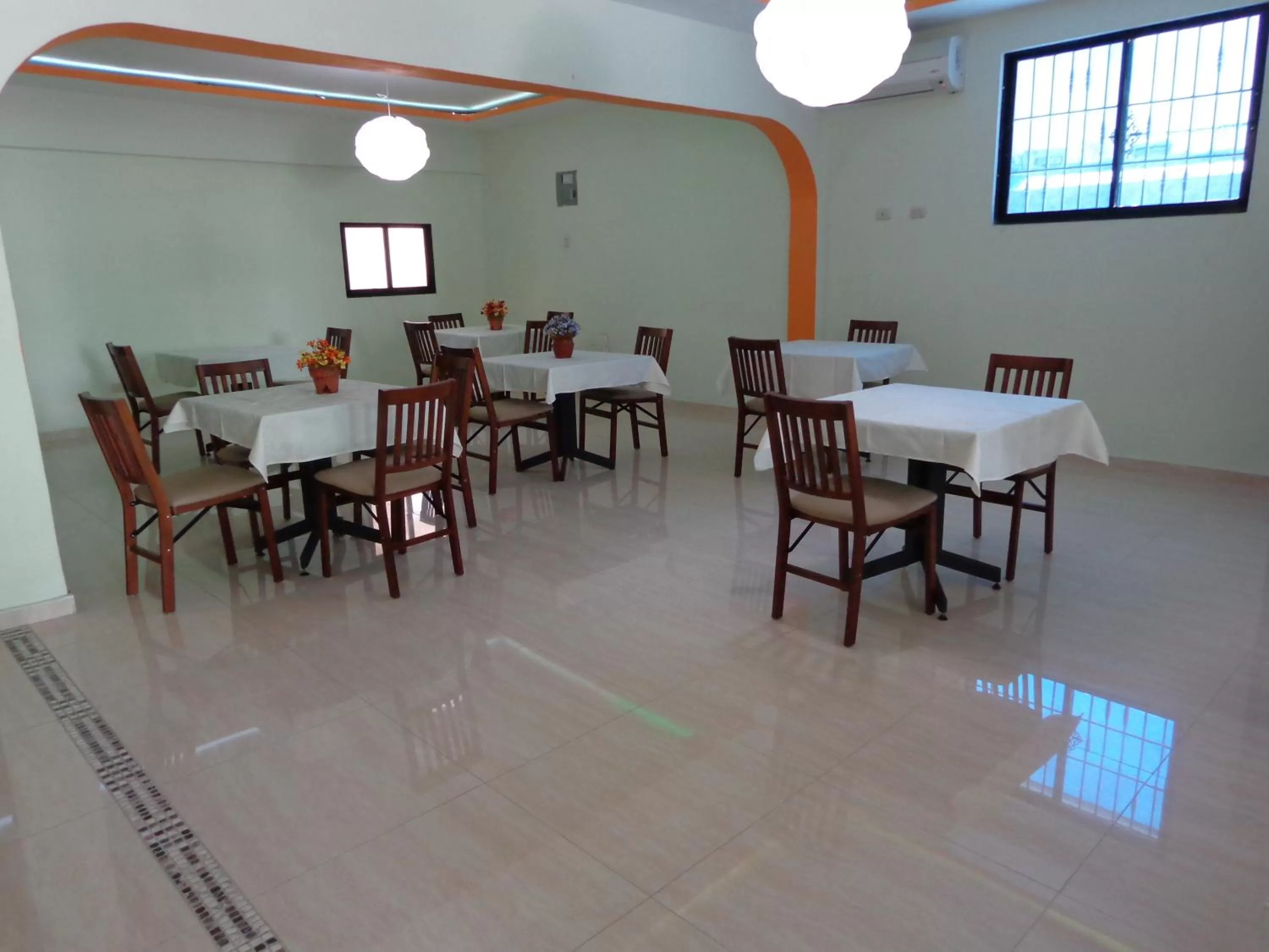 Restaurant/places to eat in Hotel Renacer