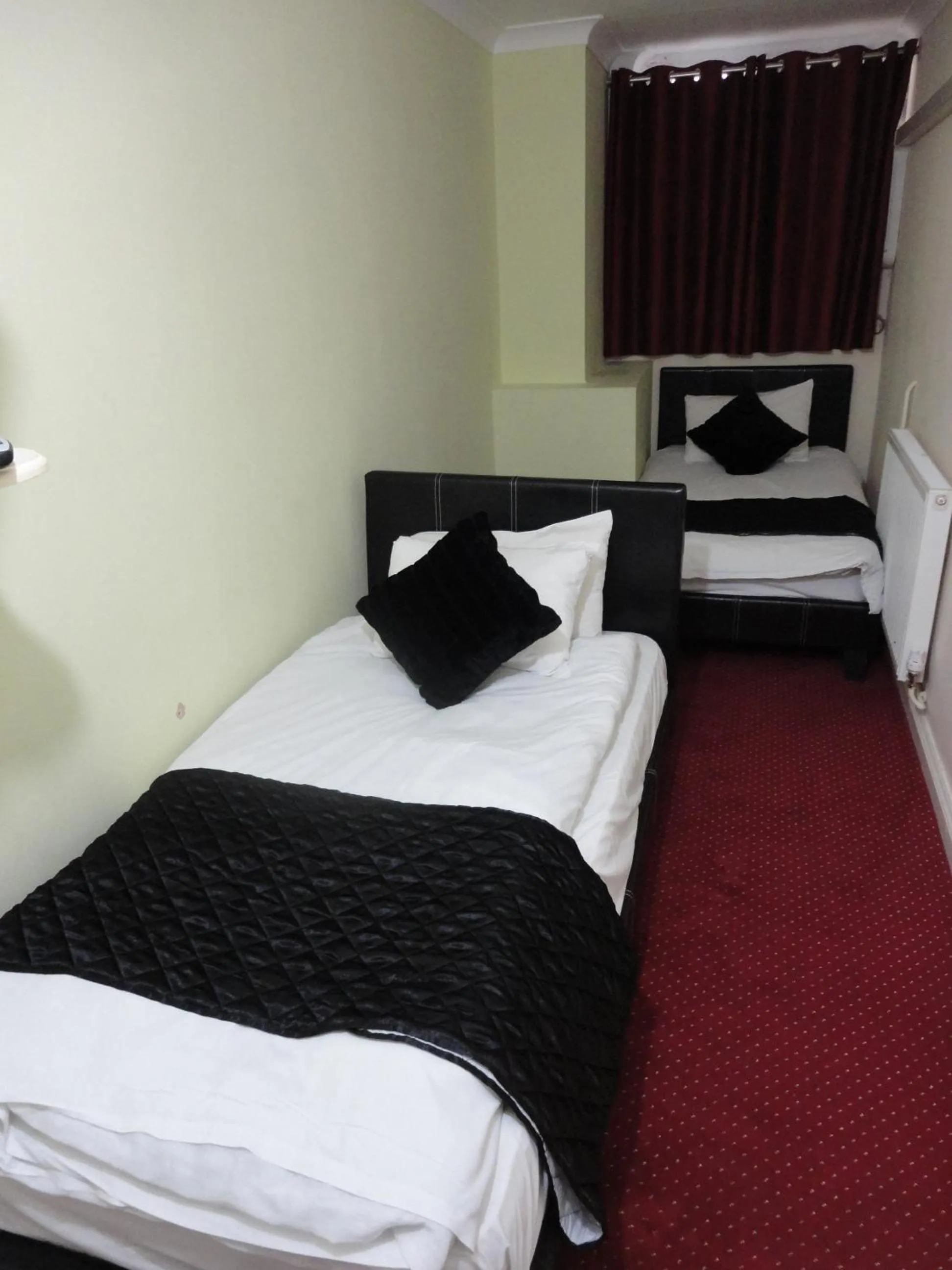 Photo of the whole room, Bed in City View Hotel - Roman Road Market