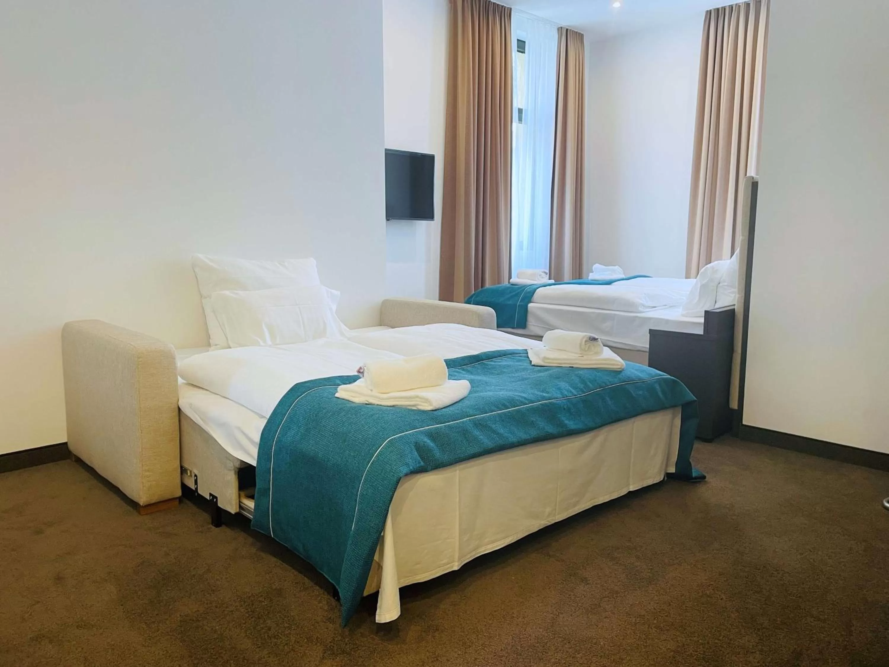 Bedroom, Bed in The Monument Hotel - BW Signature Collection