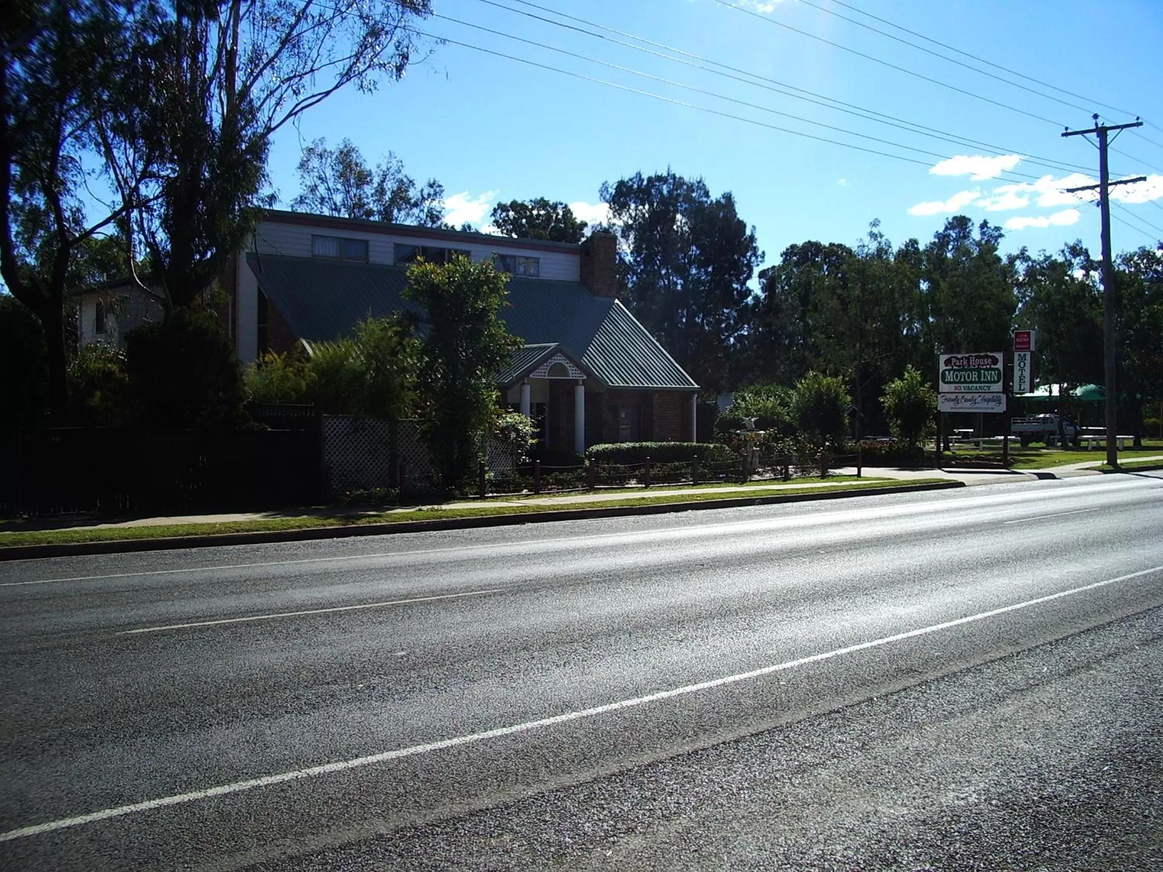 Facade/entrance in Park House Motor Inn