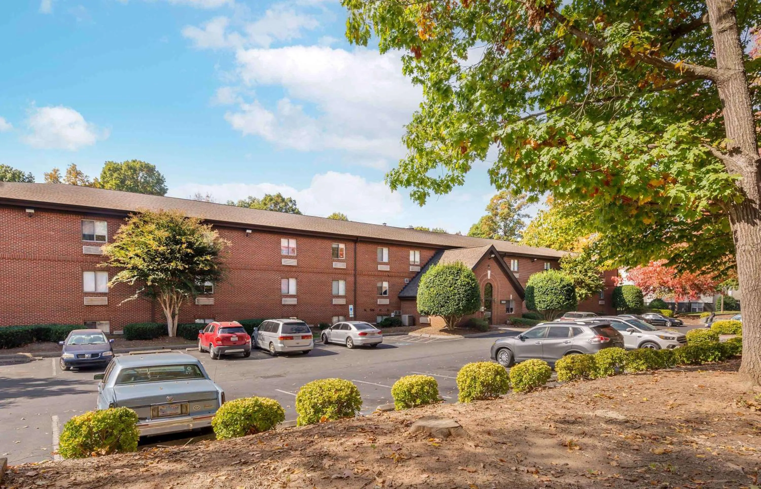 Property building in Extended Stay America Select Suites - Charlotte - Tyvola Rd - Executive Park
