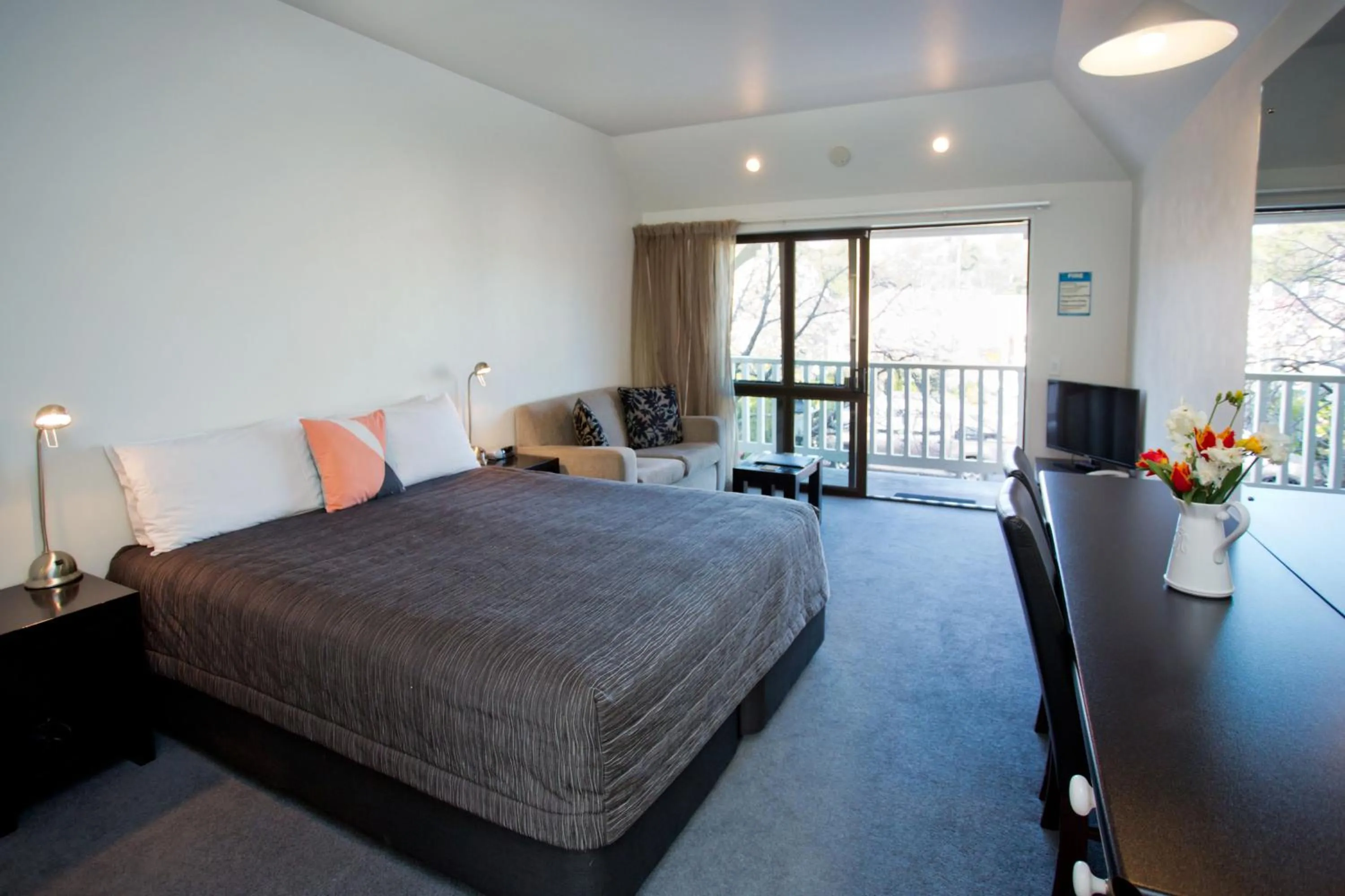 Photo of the whole room, Bed in Cable Court Motel