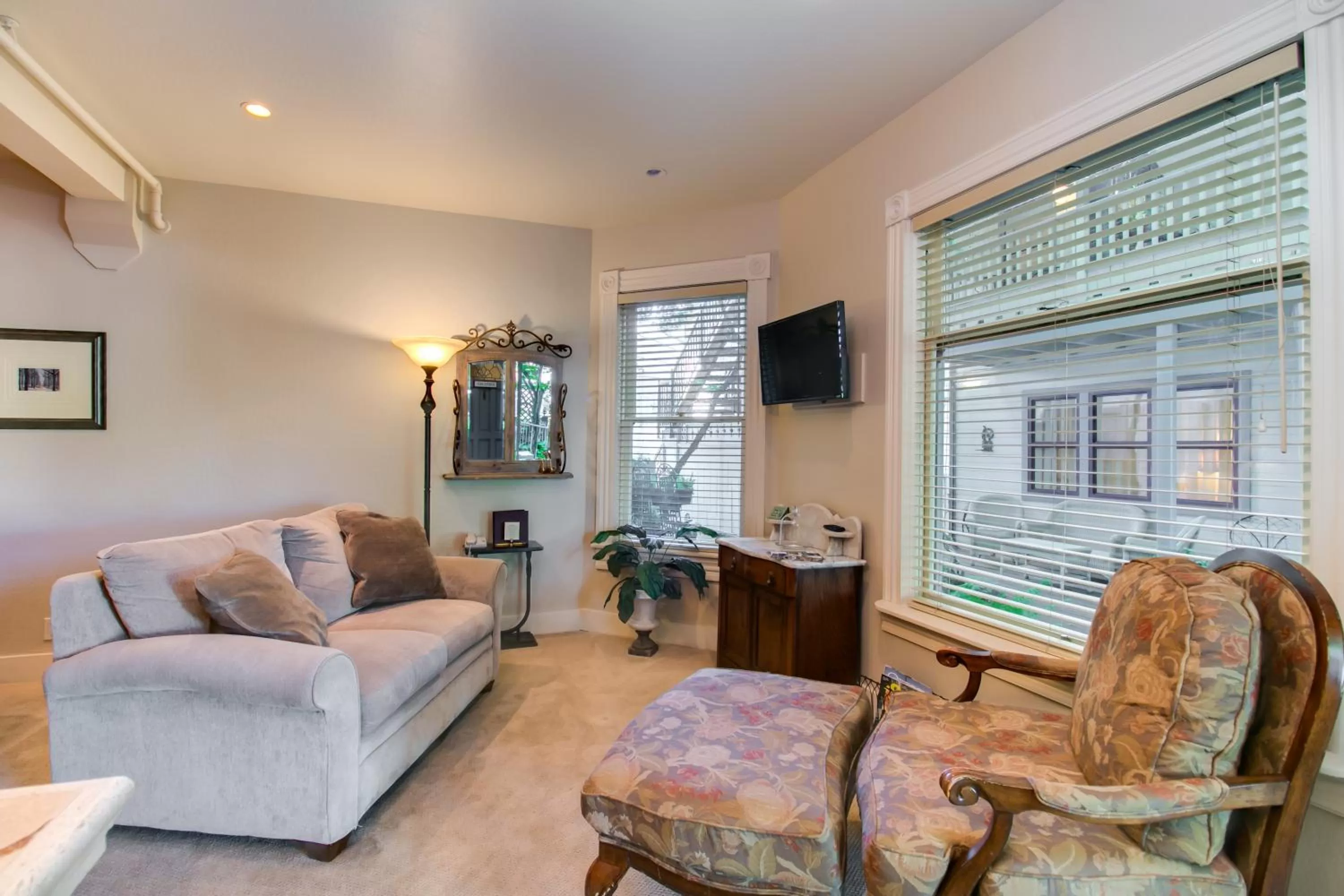Seating area in Winchester Inn