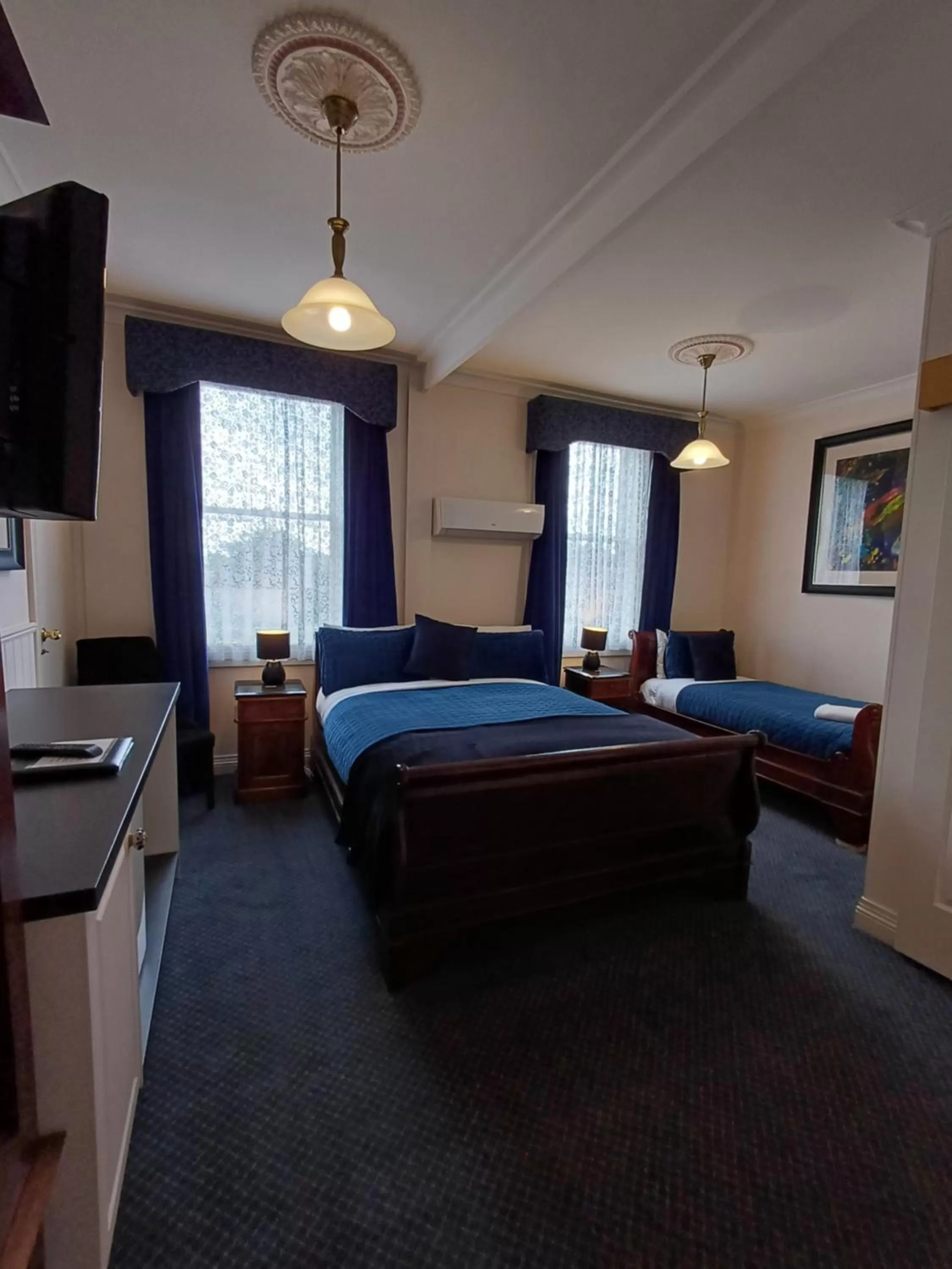 Communal lounge/ TV room, Bed in Art Hotel on York