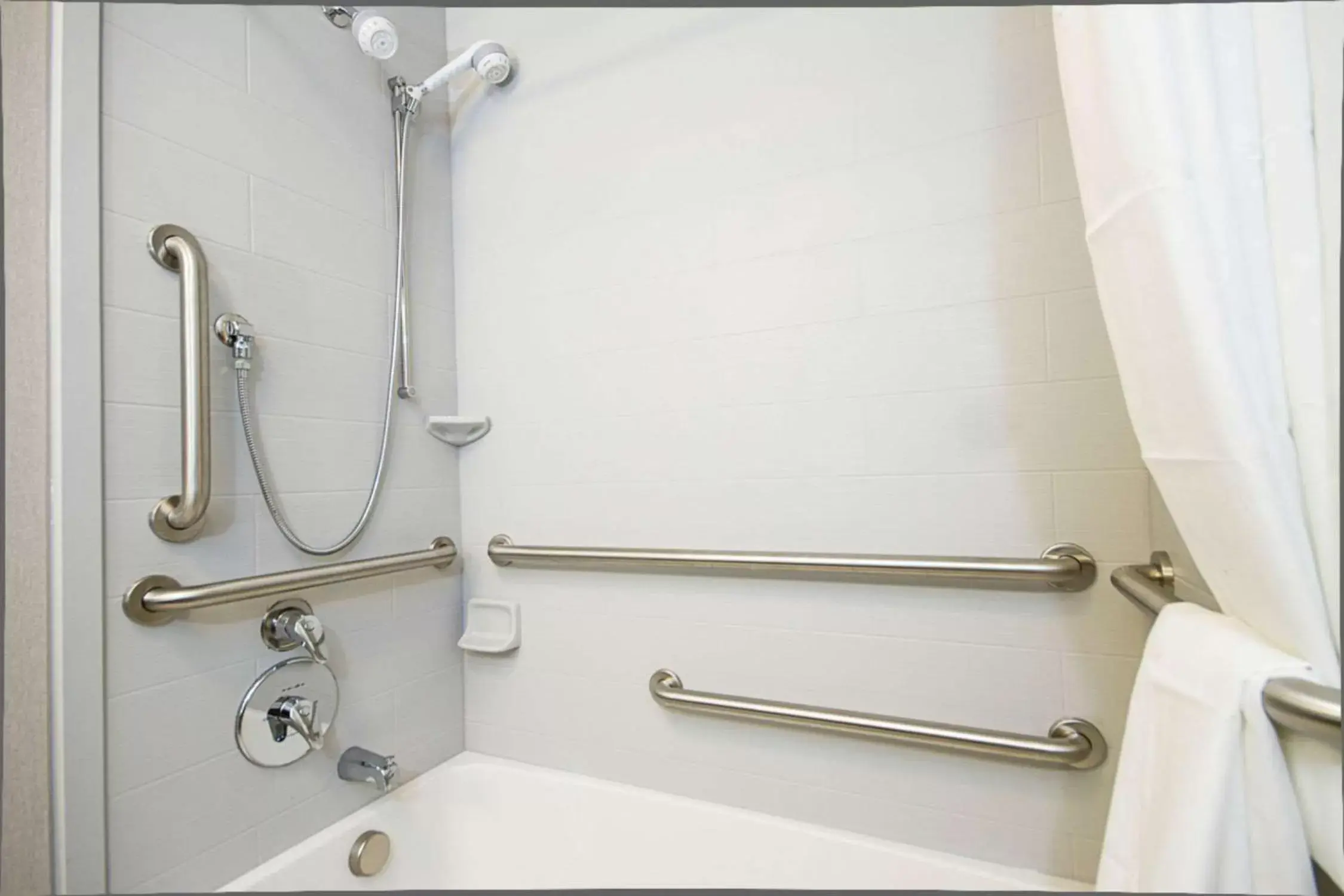 King Room with Tub - Hearing Accessible - Non-Smoking in Hampton Inn and Suites Roanoke Airport/Valley View Mall King Room with Tub - Hearing Accessible - Non-Smoking in Hampton Inn and Suites Roanoke Airport/Valley View Mall