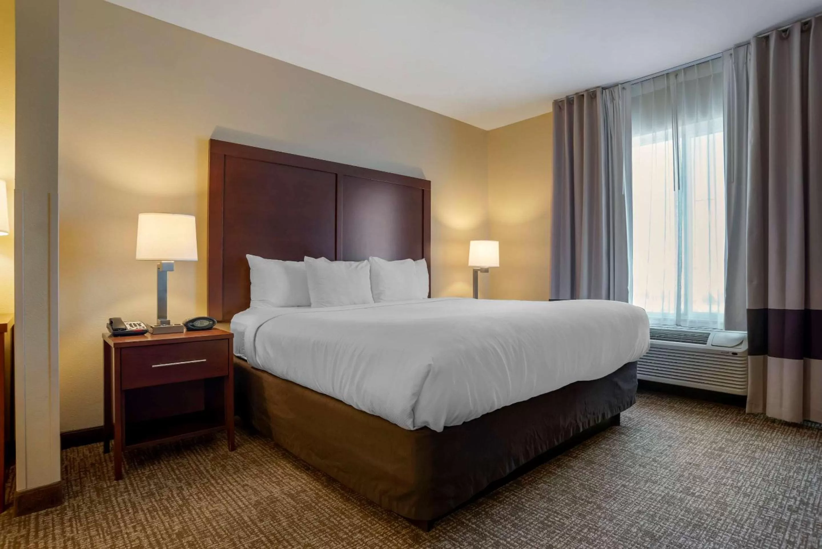 Bedroom, Bed in Comfort Suites Foley - North Gulf Shores