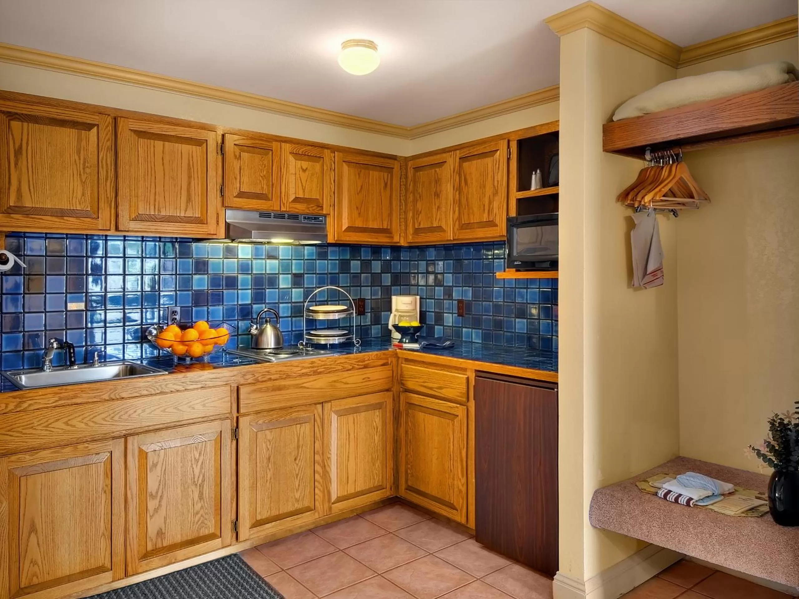 Kitchen or kitchenette in Coachman Inn Oak Harbor