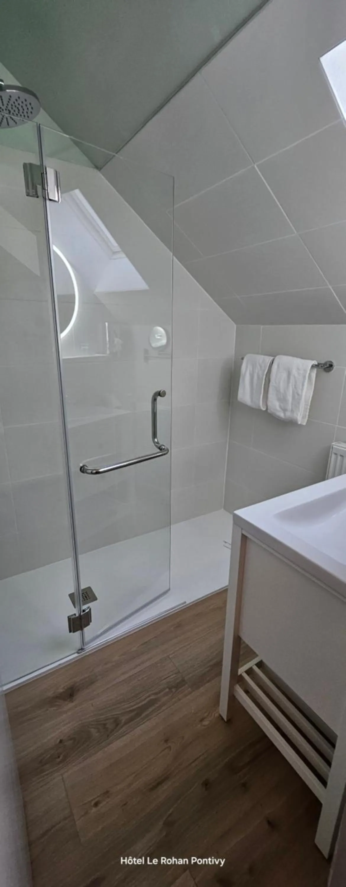 Bathroom in Hôtel Le Rohan Charme et Caractère