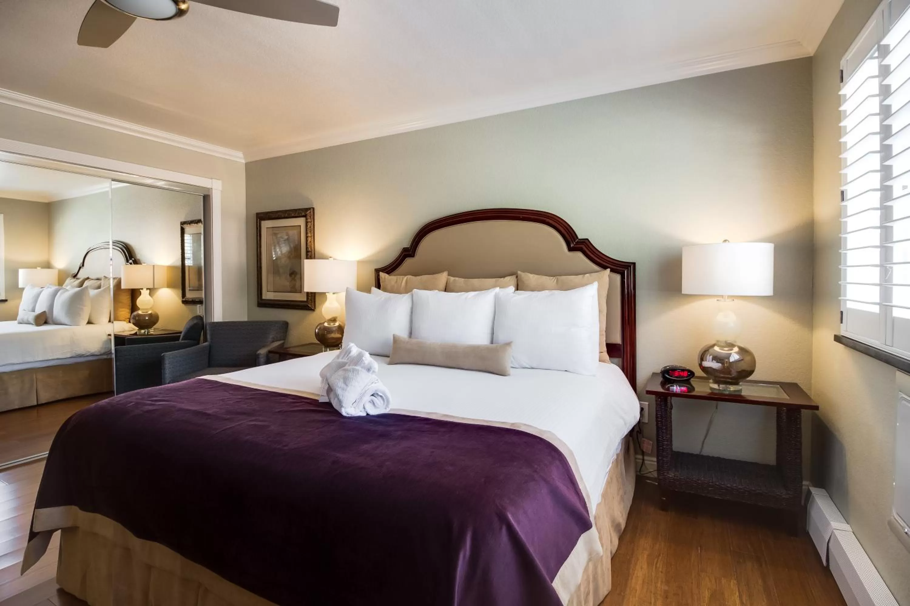 Bed in Twin Peaks Lodge & Hot Springs