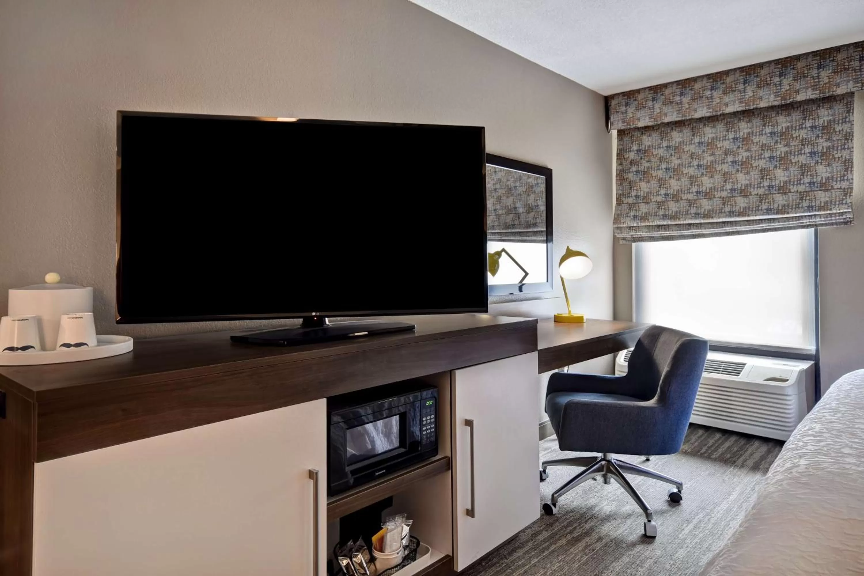 Bedroom in Hampton Inn Birmingham-Colonnade 280