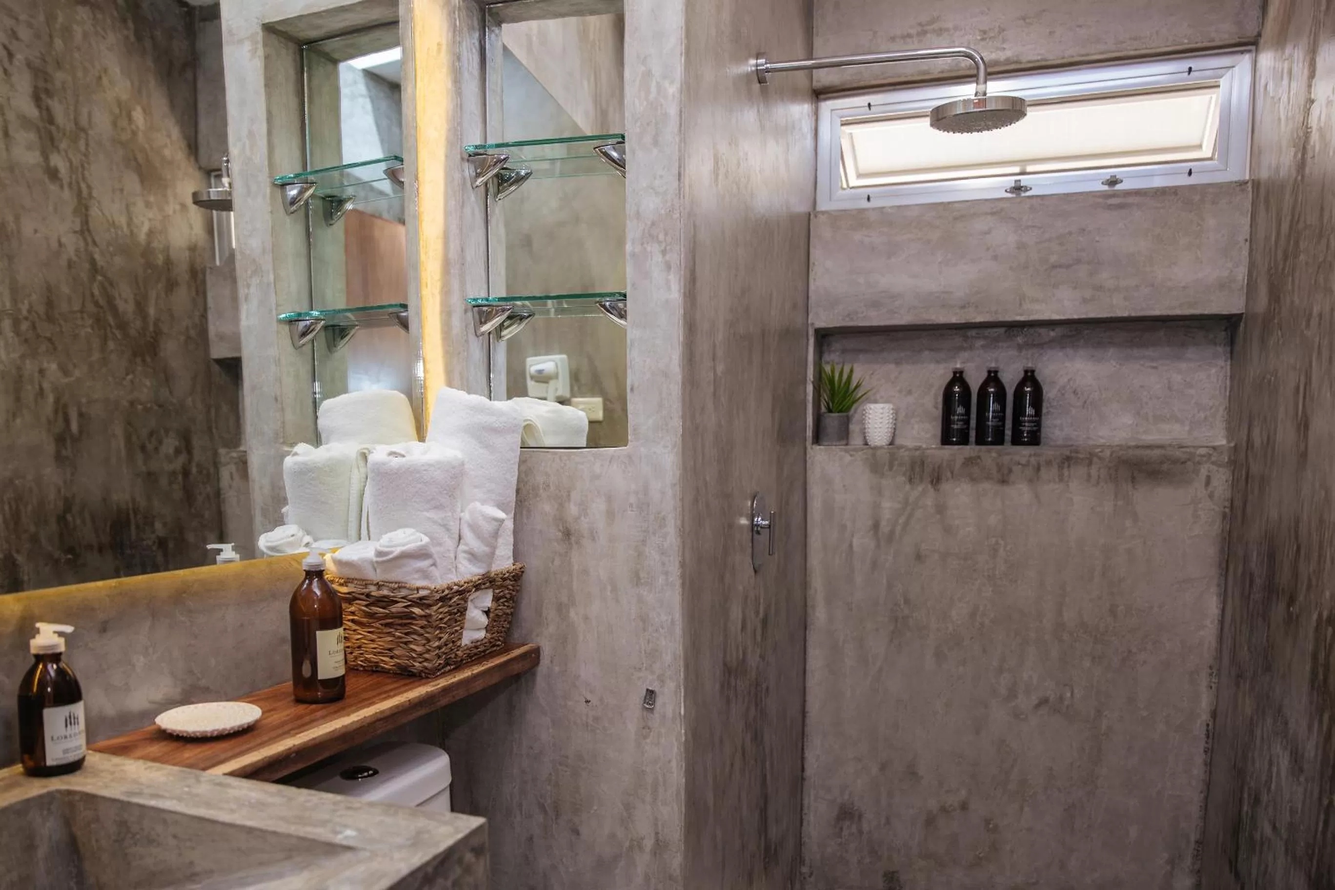 Shower in Villas H2O