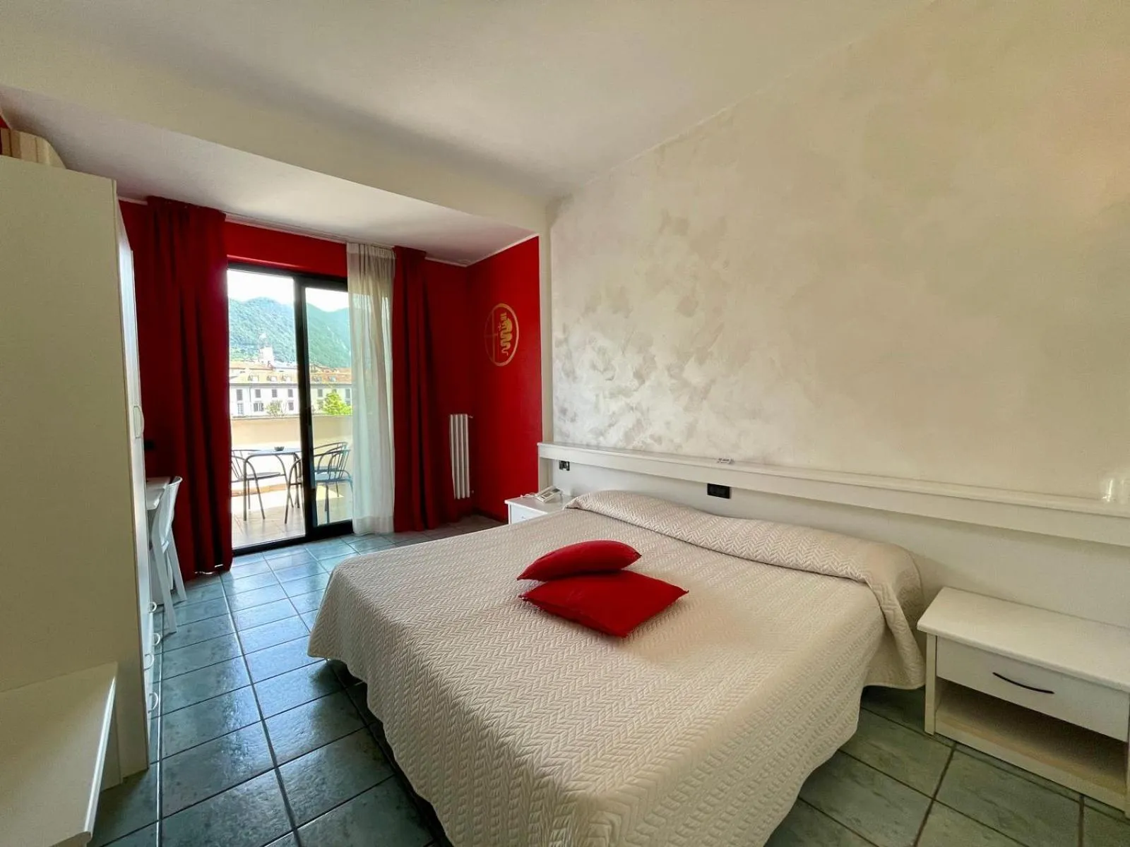 Bed in Hotel Stazione sul lago di Iseo