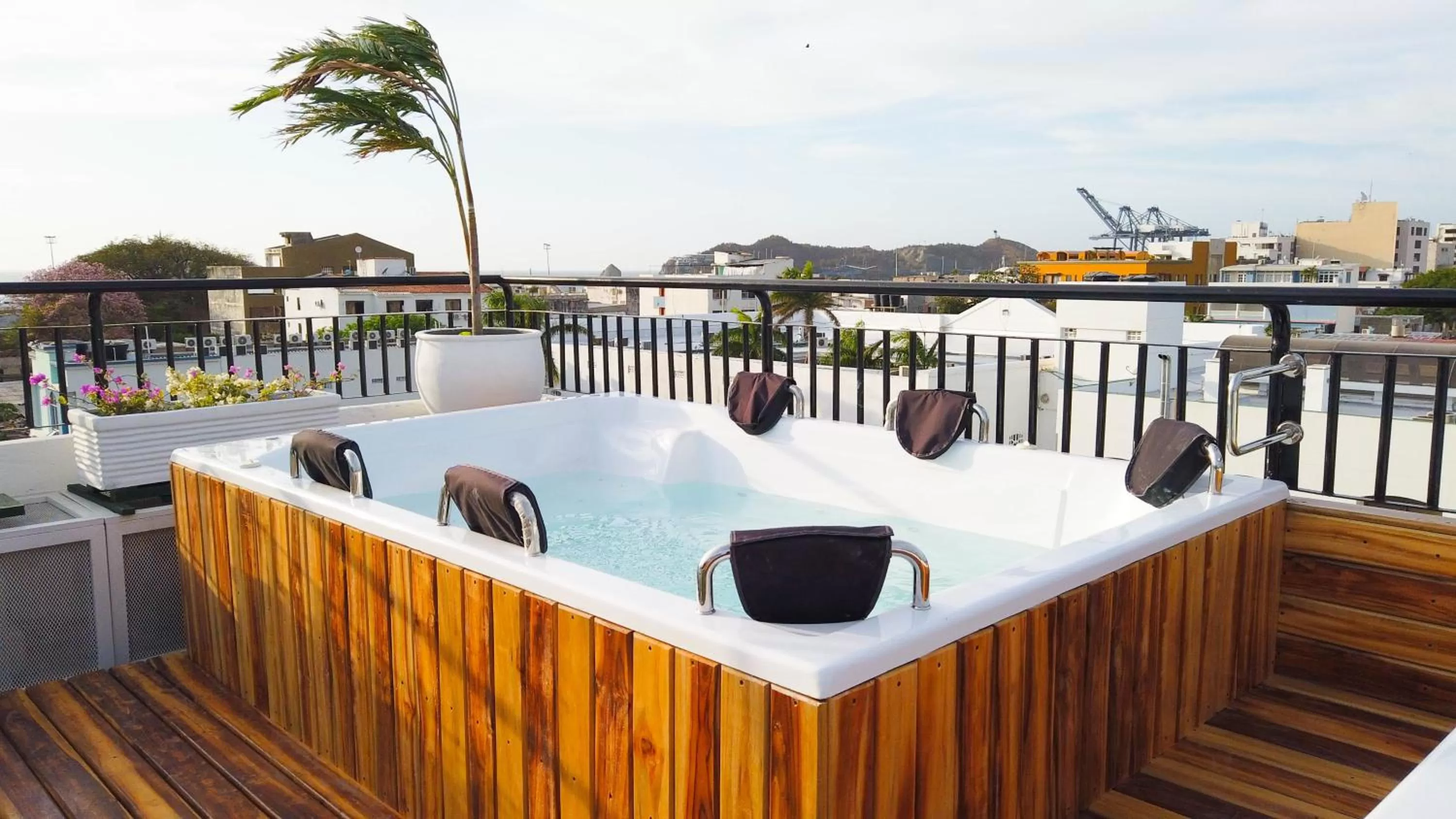 Hot Tub in Hotel Parque de los Novios Inn