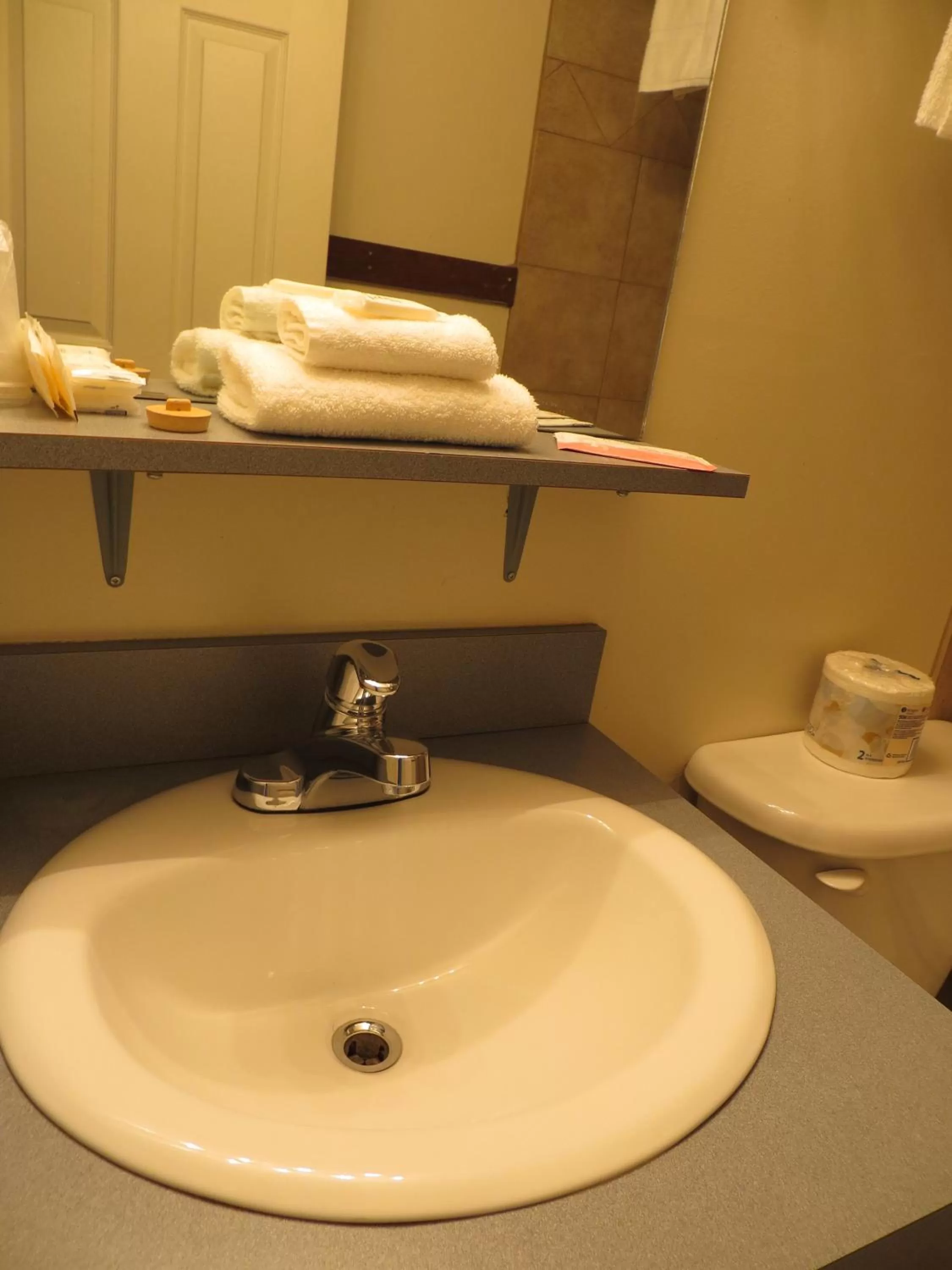 Bathroom in Eastglen Inn