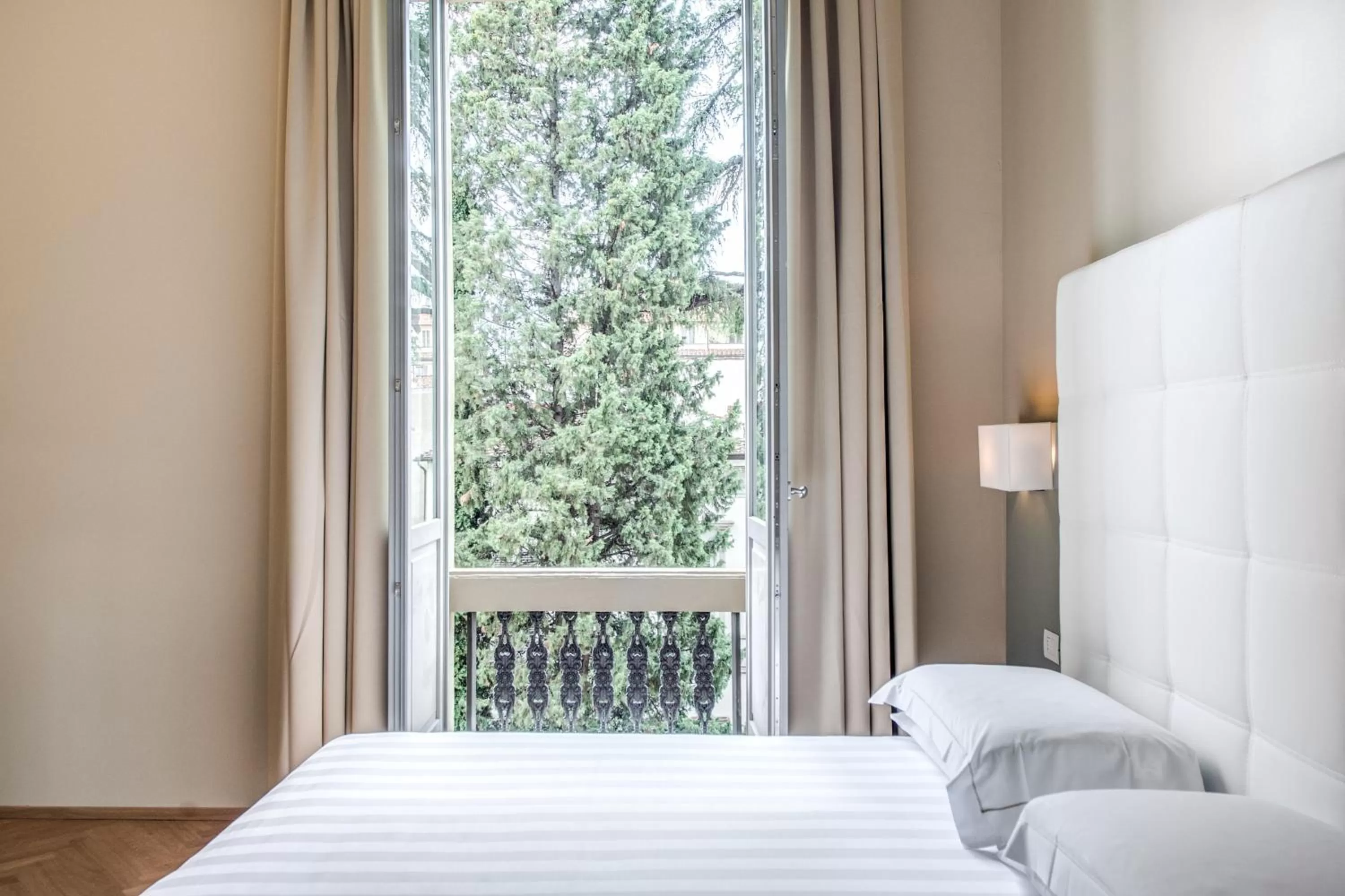 Garden view, Bed in Hotel Ariele