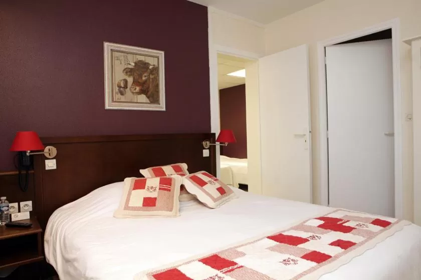 Bed in Logis Hôtel Les Nymphéas