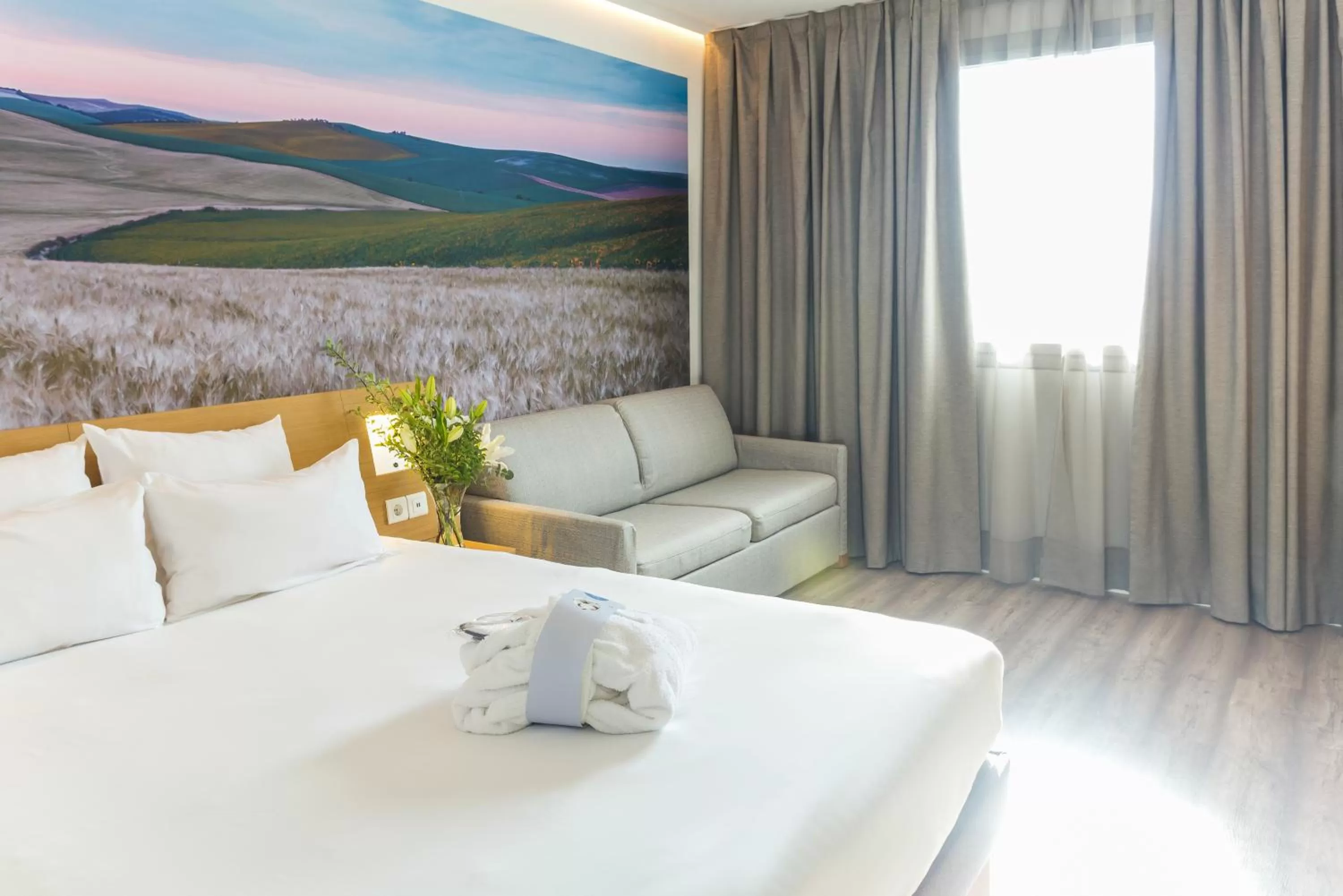 Bedroom, Bed in Novotel Sevilla