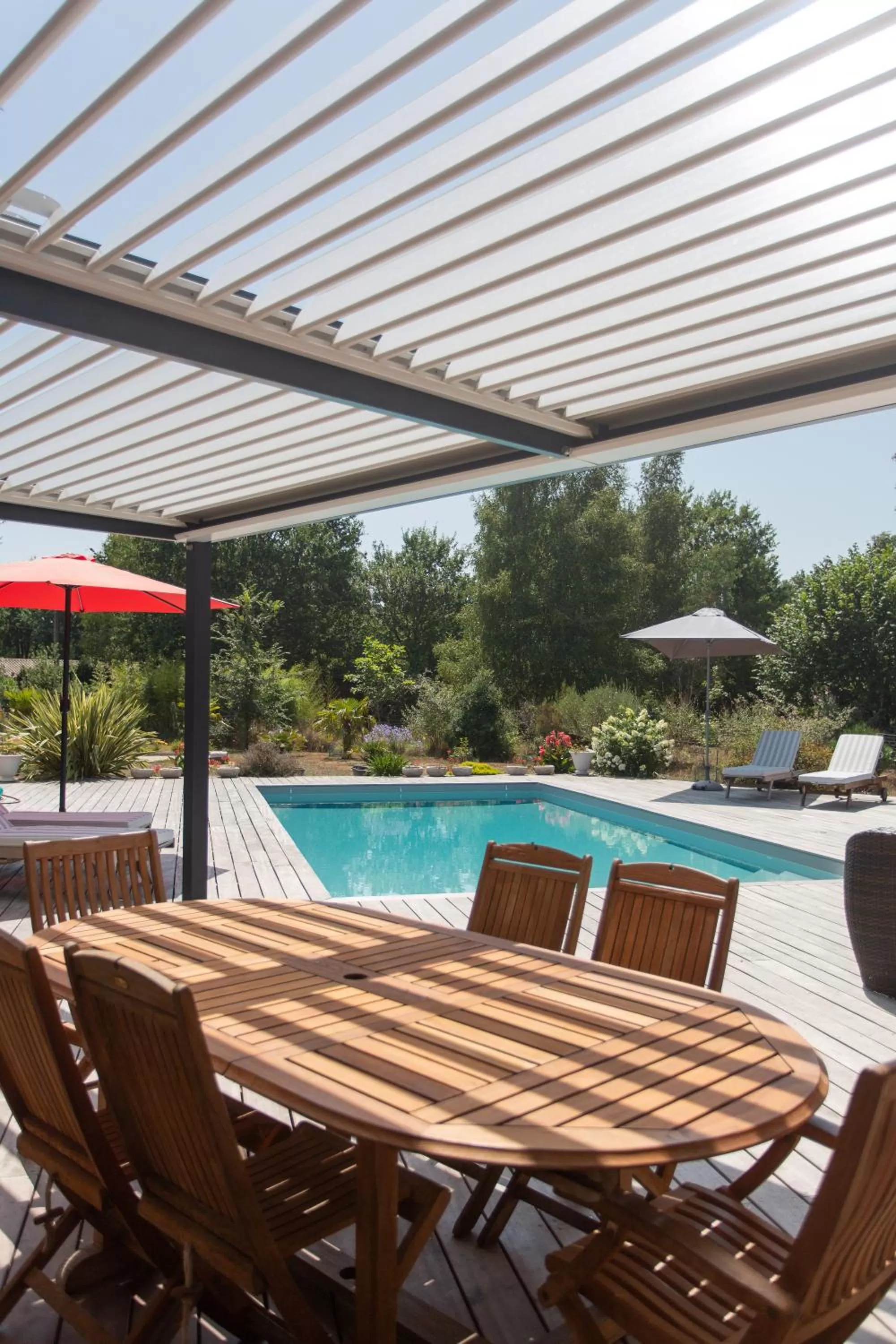 Patio, Swimming Pool in Dune et Coquelicot