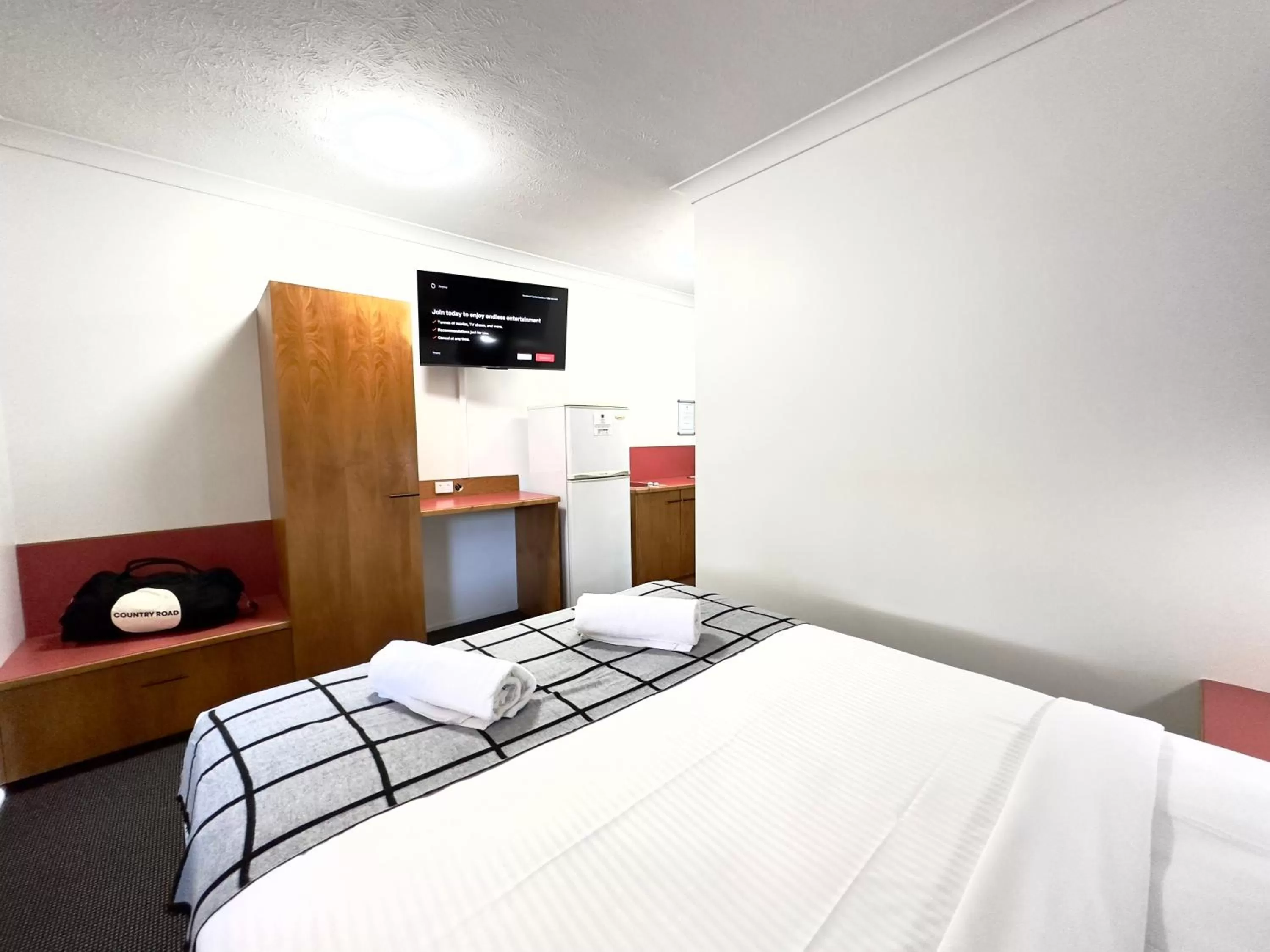 TV and multimedia, Bed in Mackay Resort Motel