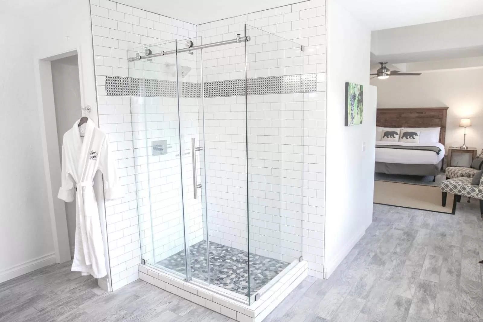 Shower, Bed in The Eden House Vineyard