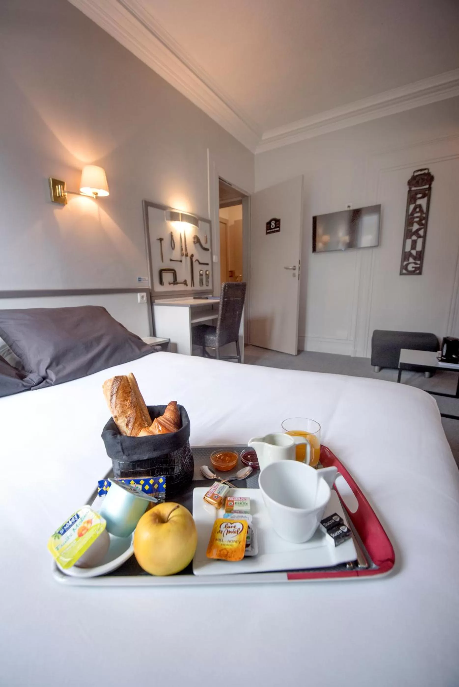 Bed in Hôtel Céline - Hôtel de la Gare