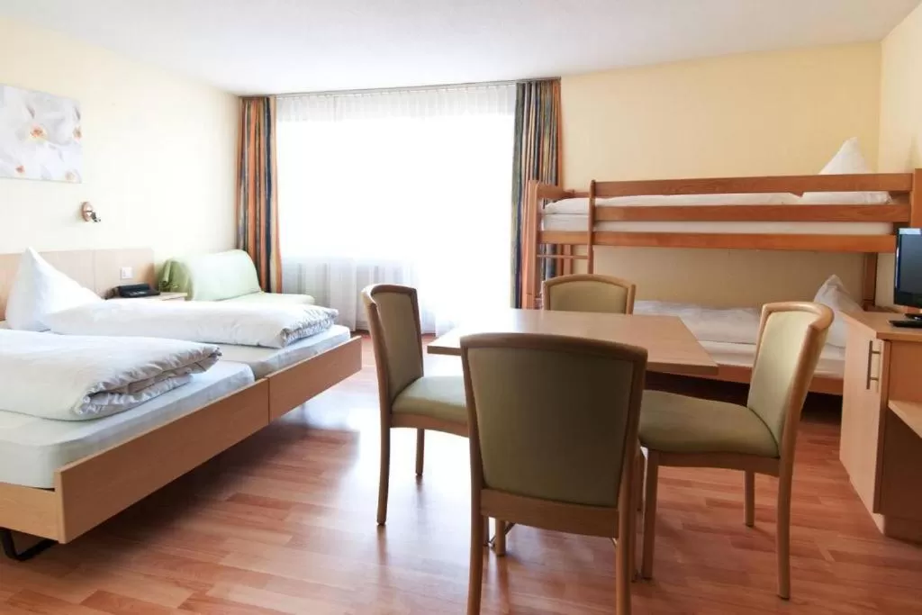 Bed in Hotel Sherlock Holmes & Khana Restaurant "nur 200 m zur Gondelbahn Hasliberg"