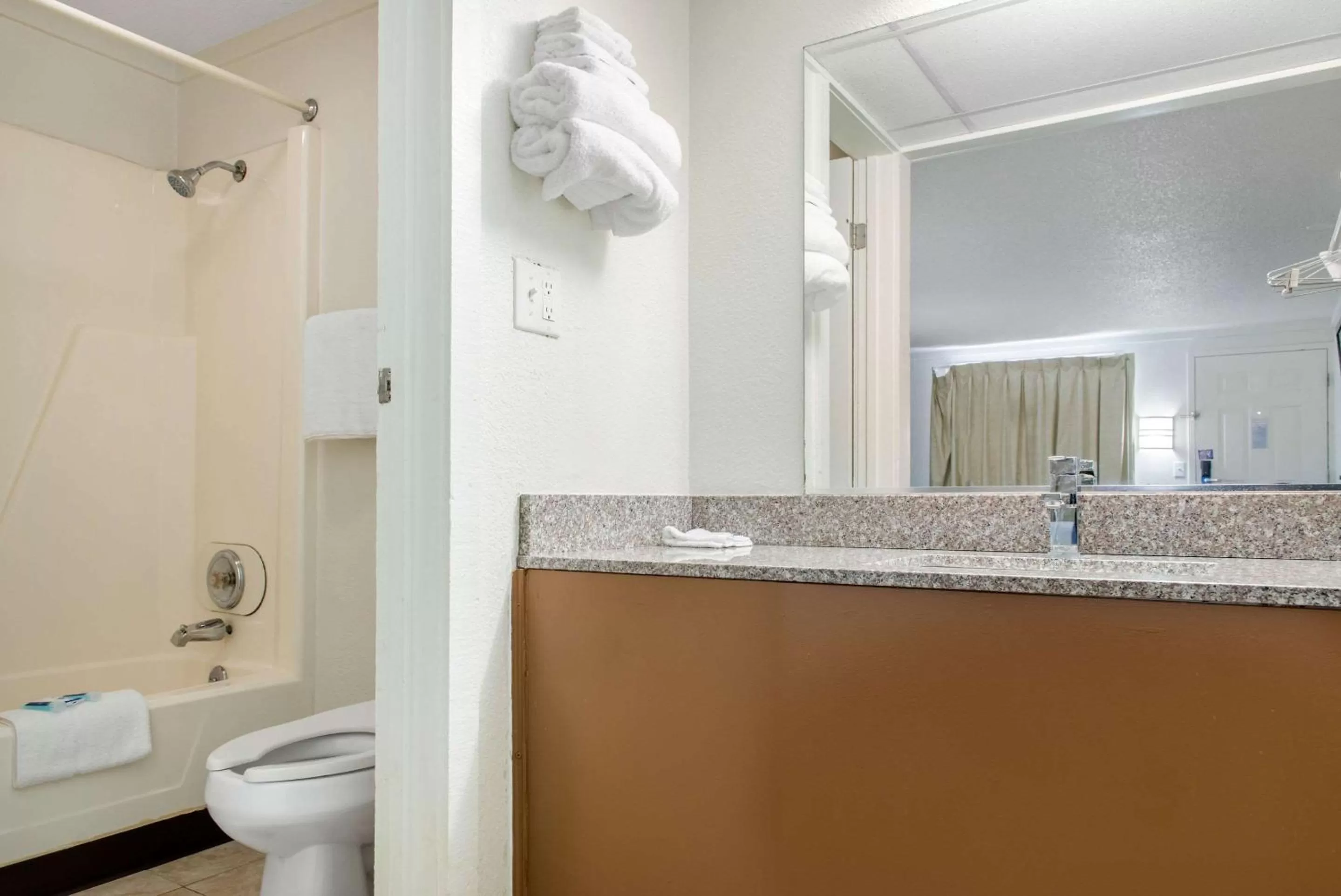 Bathroom in Rodeway Inn Sharonville