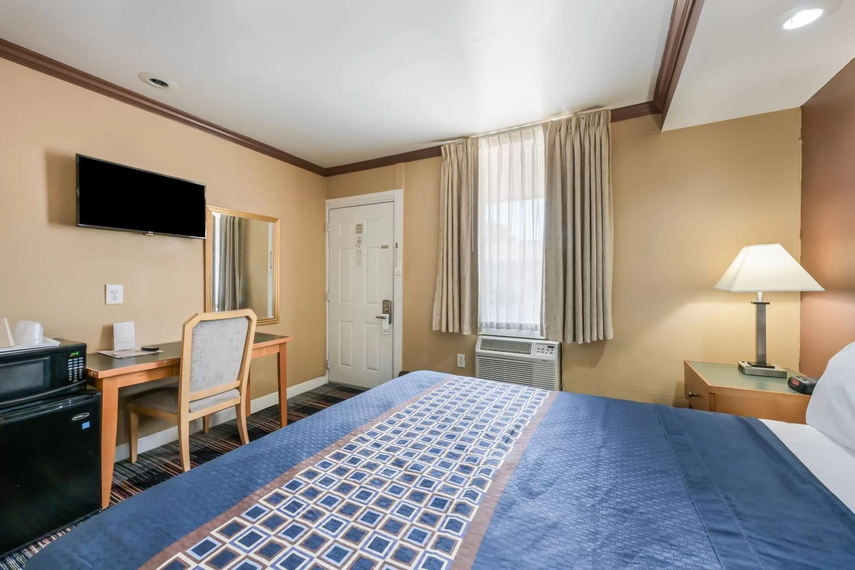 Bedroom, Bed in Knights Inn Trevose