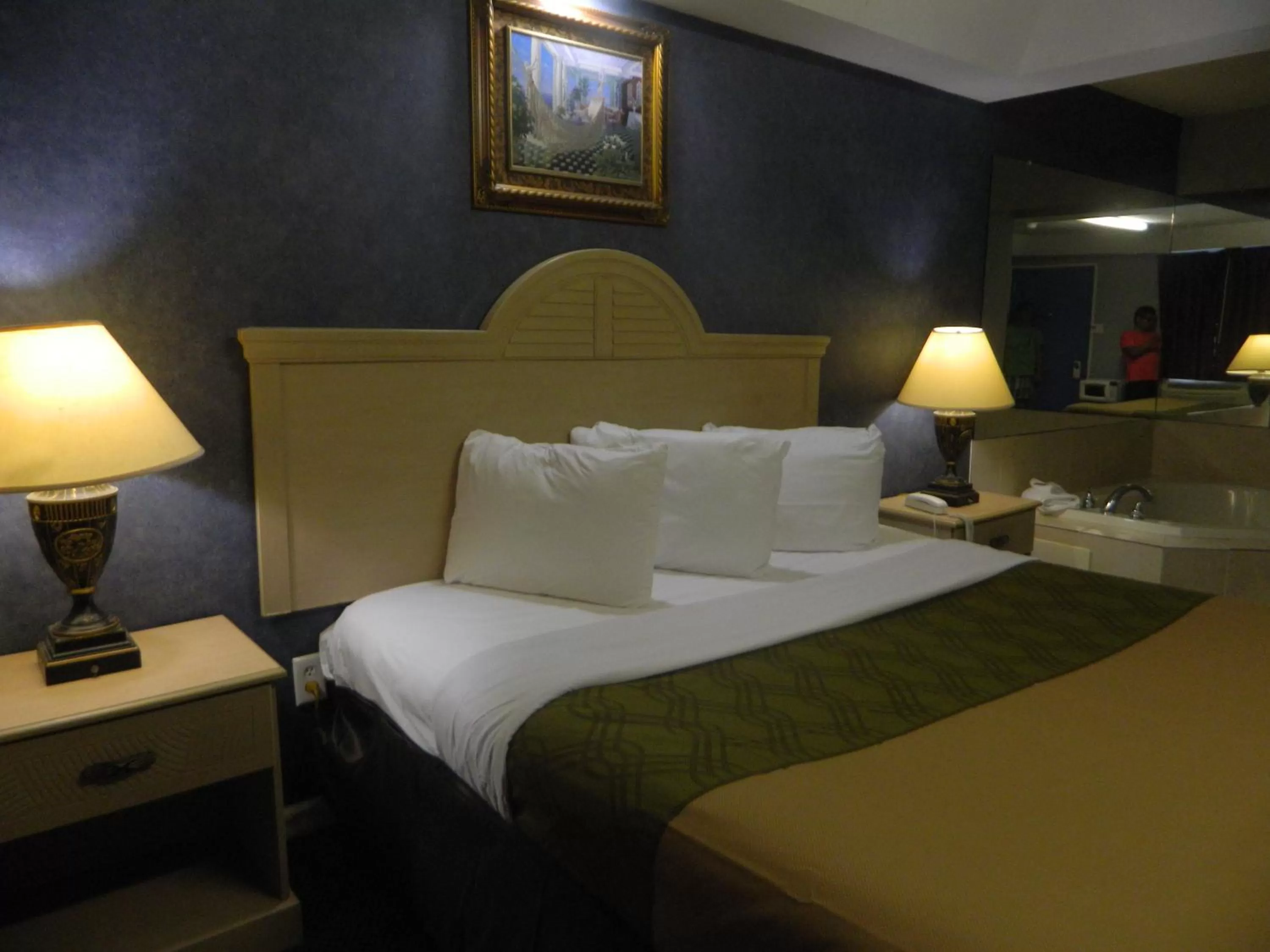 Bed in Village Inn & Suites - Smithville