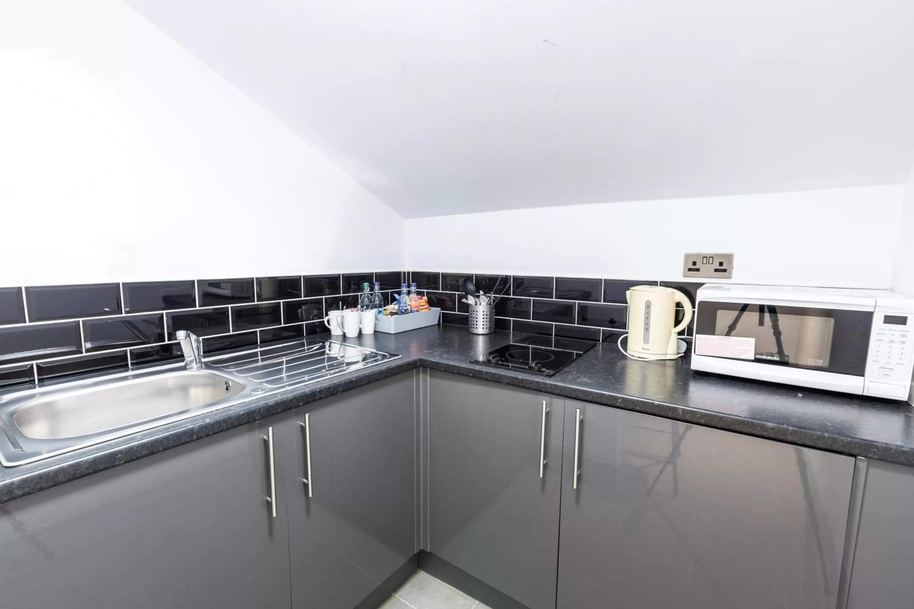 Coffee/tea facilities in Cairn Hotel & Apartments