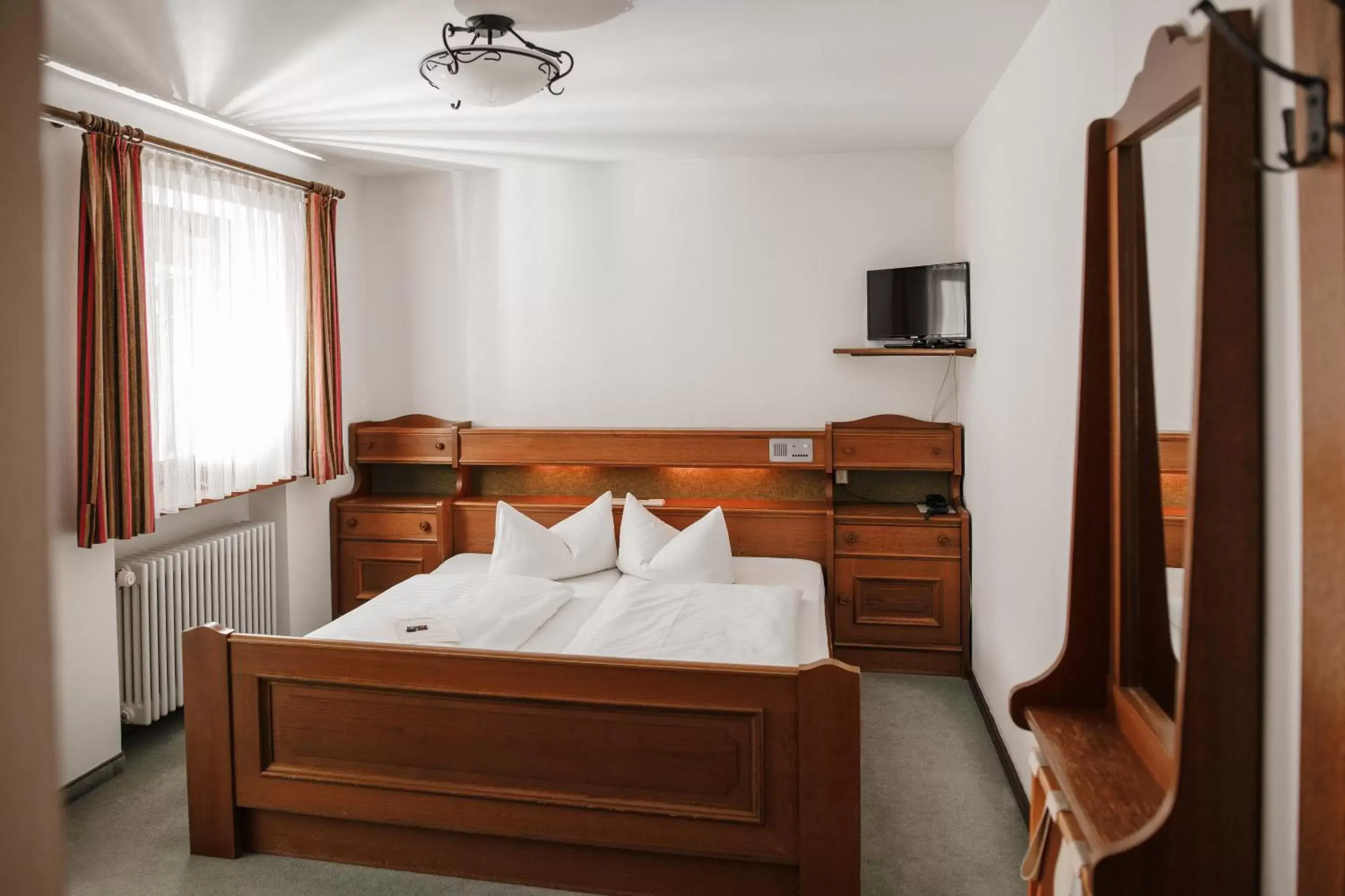 Standard Plus Double Room in Hotel Vier Jahreszeiten Standard Plus Double Room in Hotel Vier Jahreszeiten