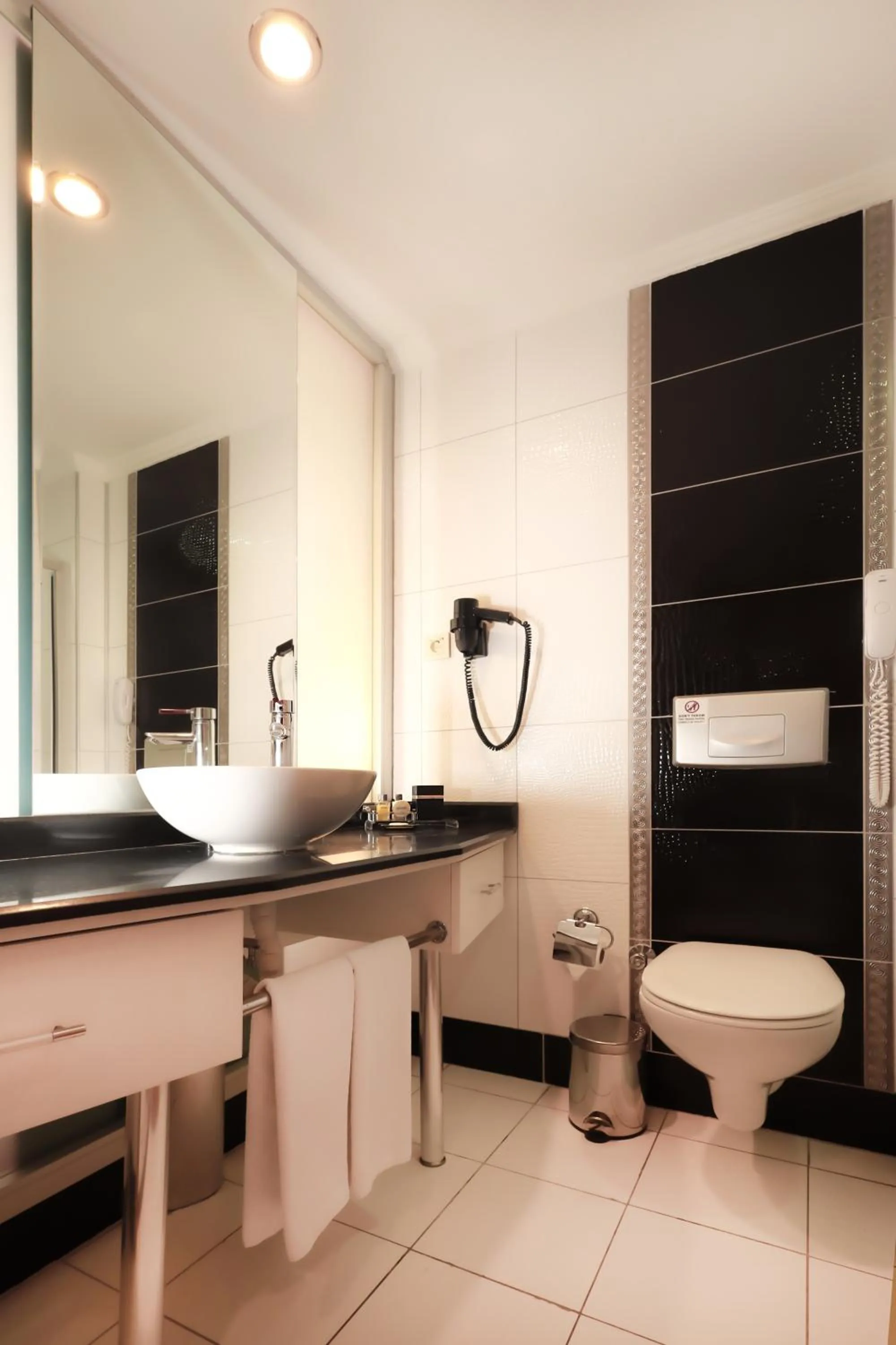 Toilet in Side Kum Hotel