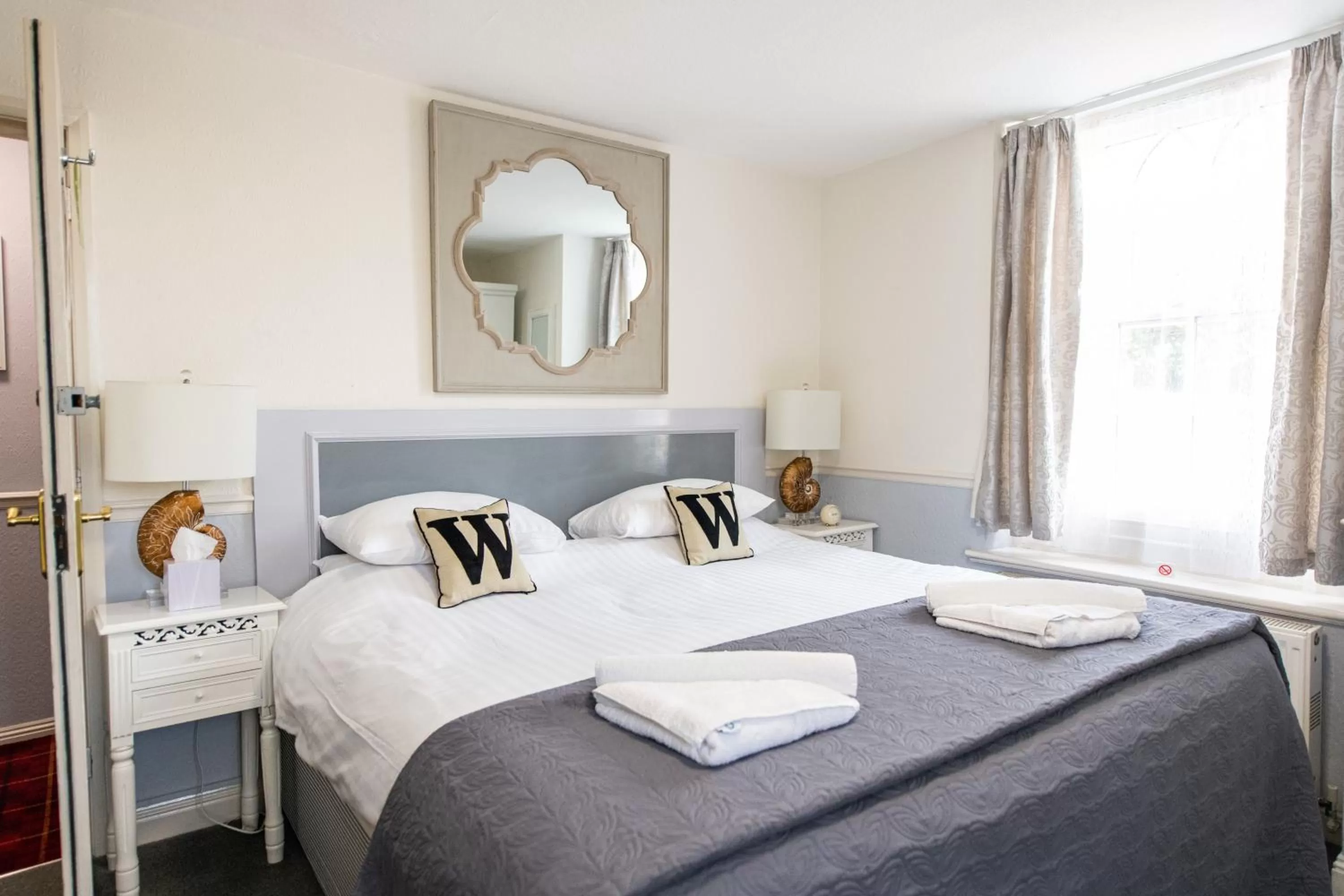 Bedroom, Bed in The Woodlands Hotel