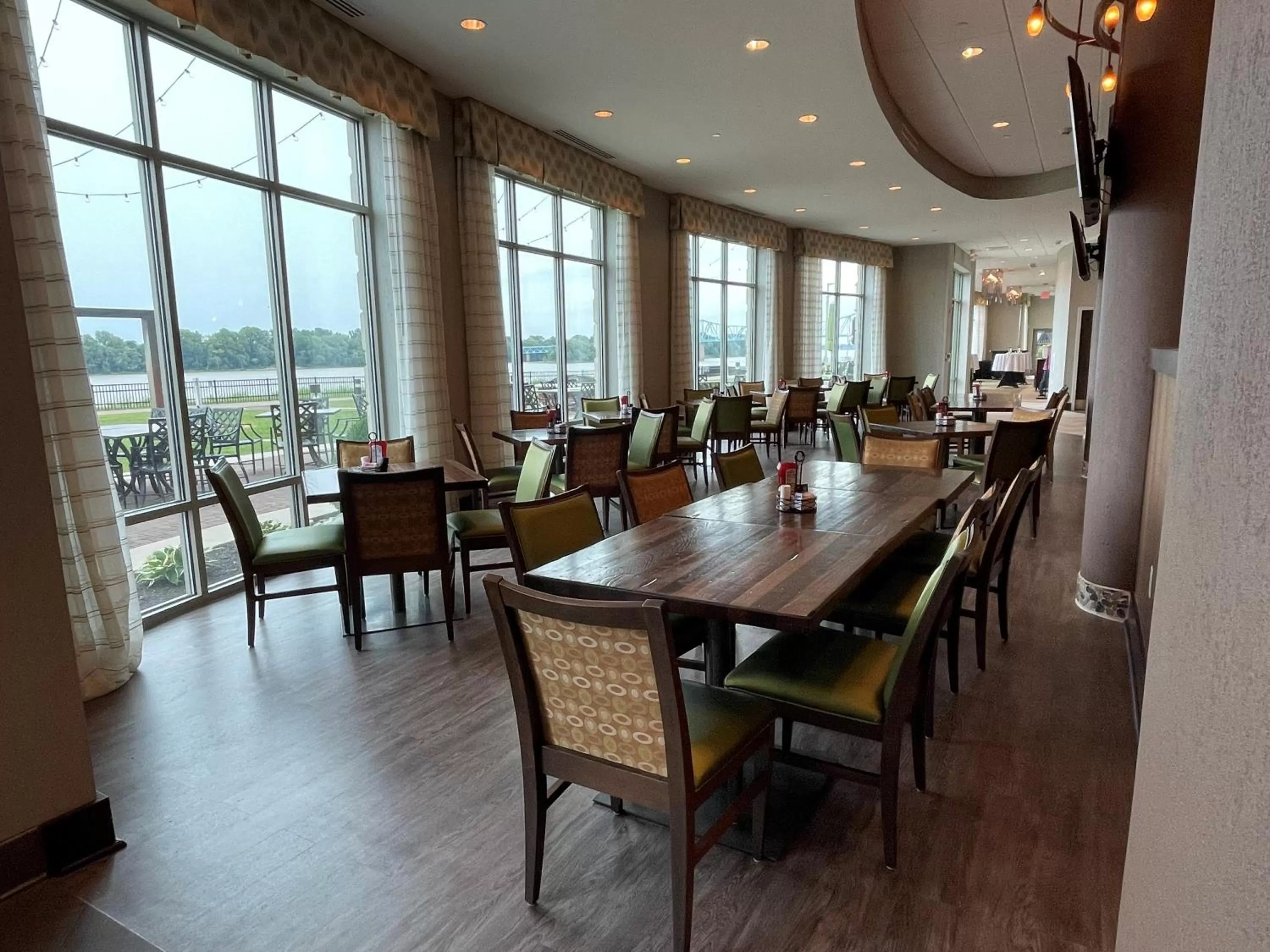 Restaurant/places to eat in Holiday Inn Owensboro Riverfront by IHG