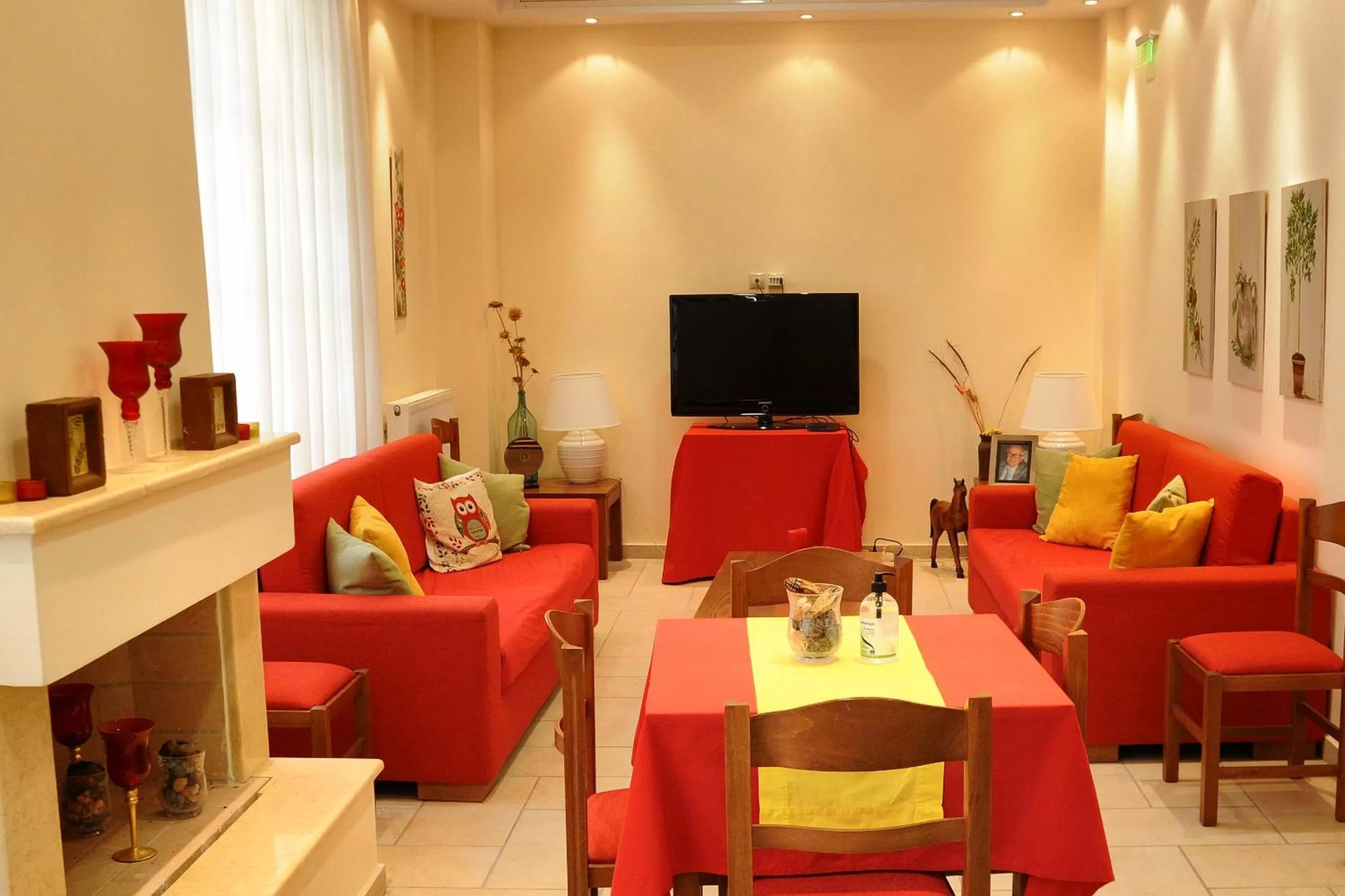 Communal lounge/ TV room in Castri Hotel