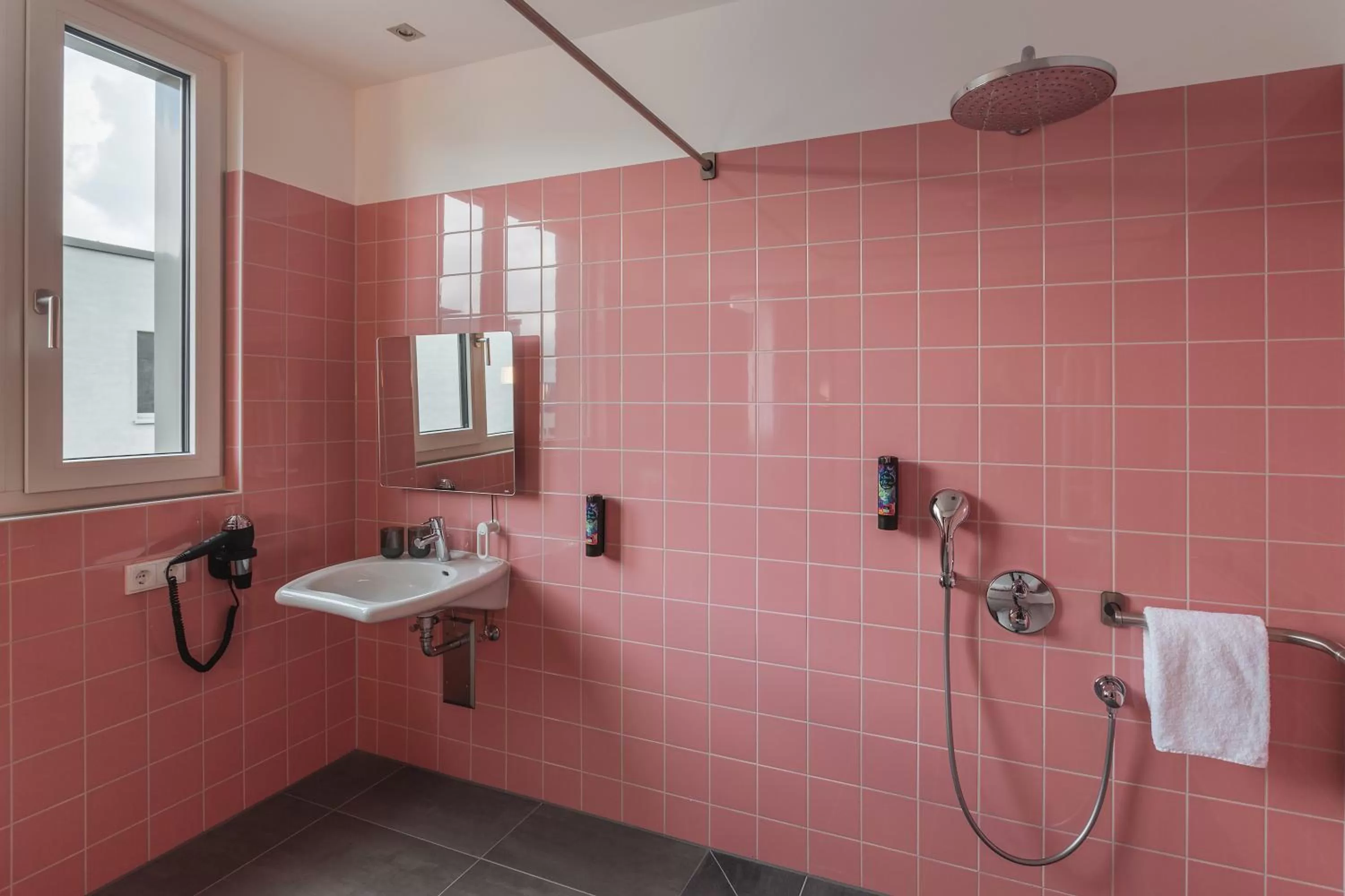 Toilet in Holiday Inn - the niu, Loco Munich North by IHG