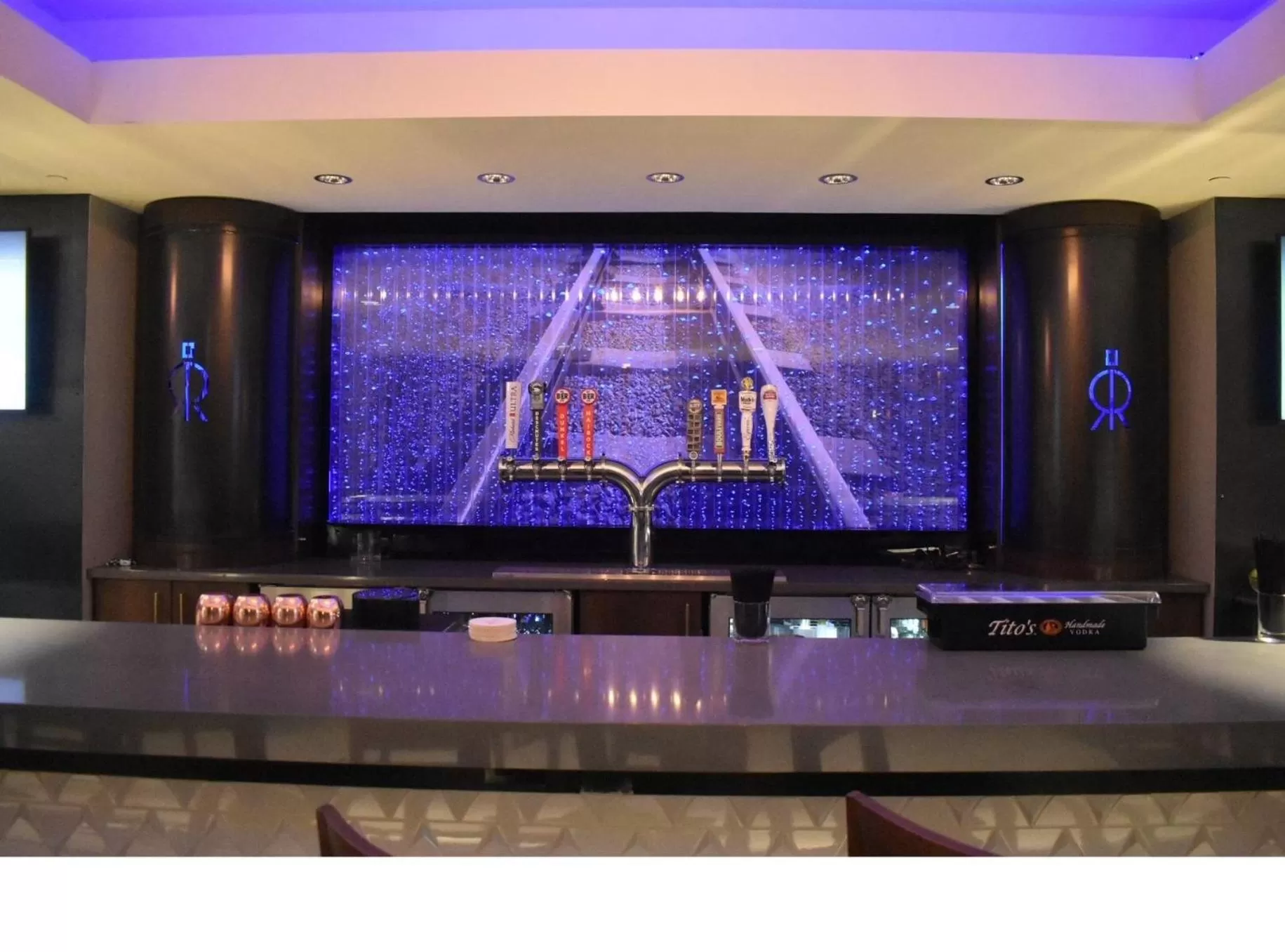 Lounge or bar in Crowne Plaza Kansas City Downtown by IHG