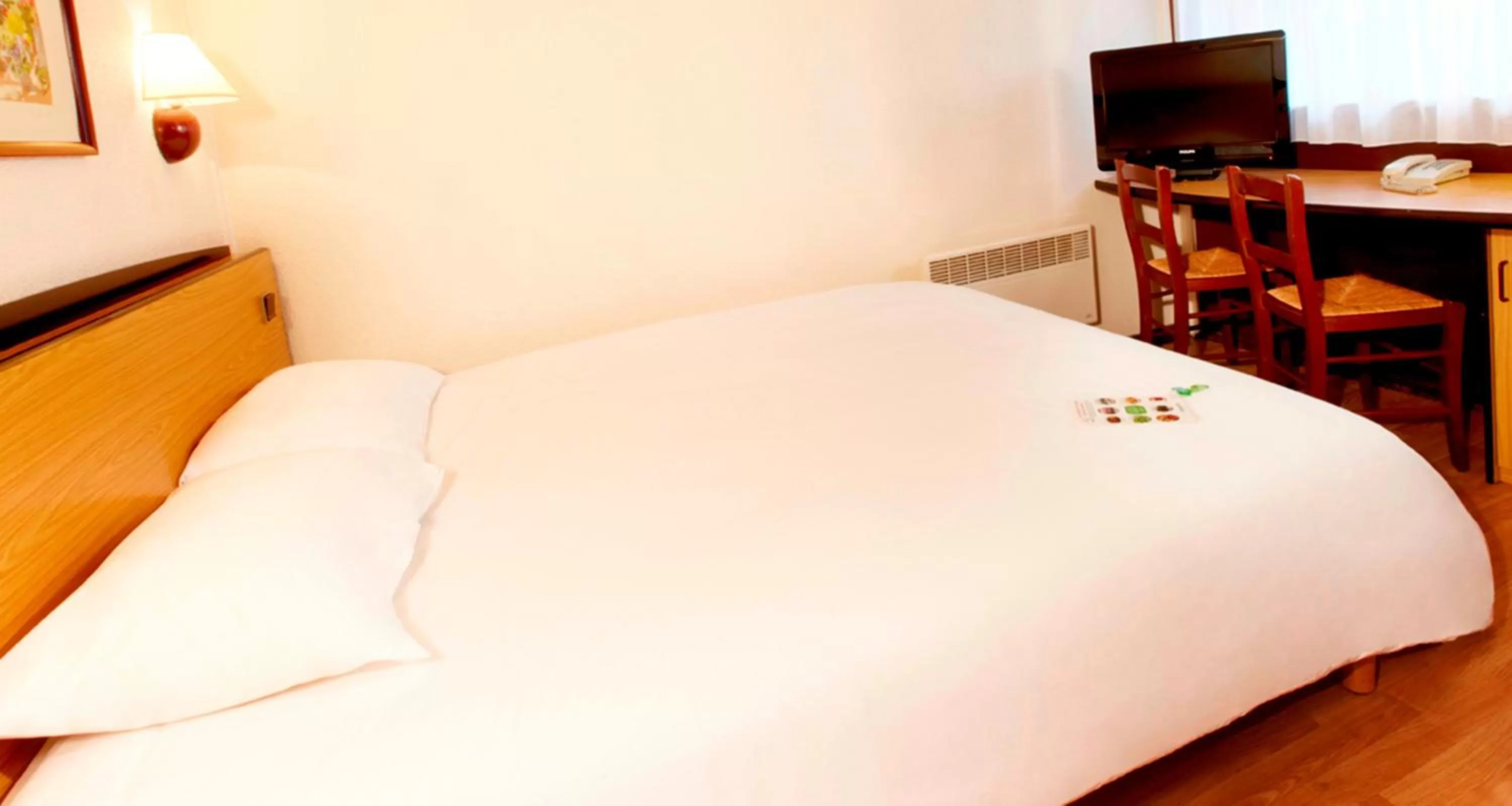 Bedroom, Bed in Campanile Dunkerque Est - Armbouts-Cappel