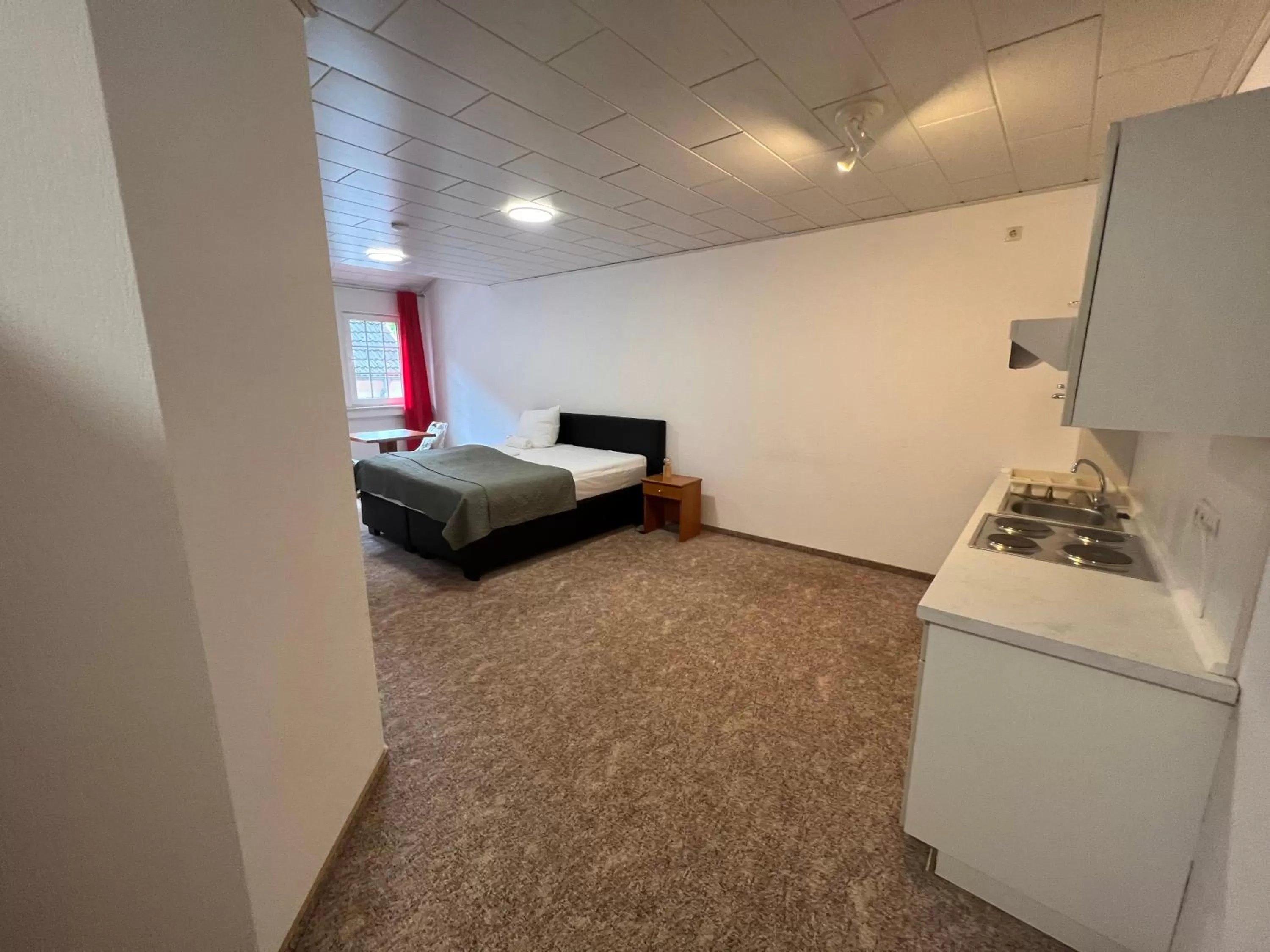 Kitchen or kitchenette, Bed in Hotel Rehkitz