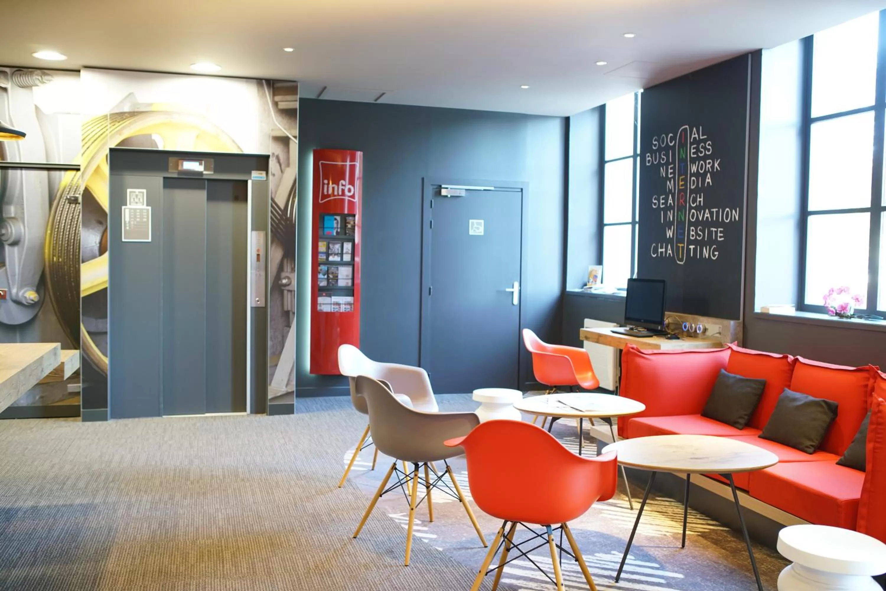 Lobby or reception in ibis Douai Centre