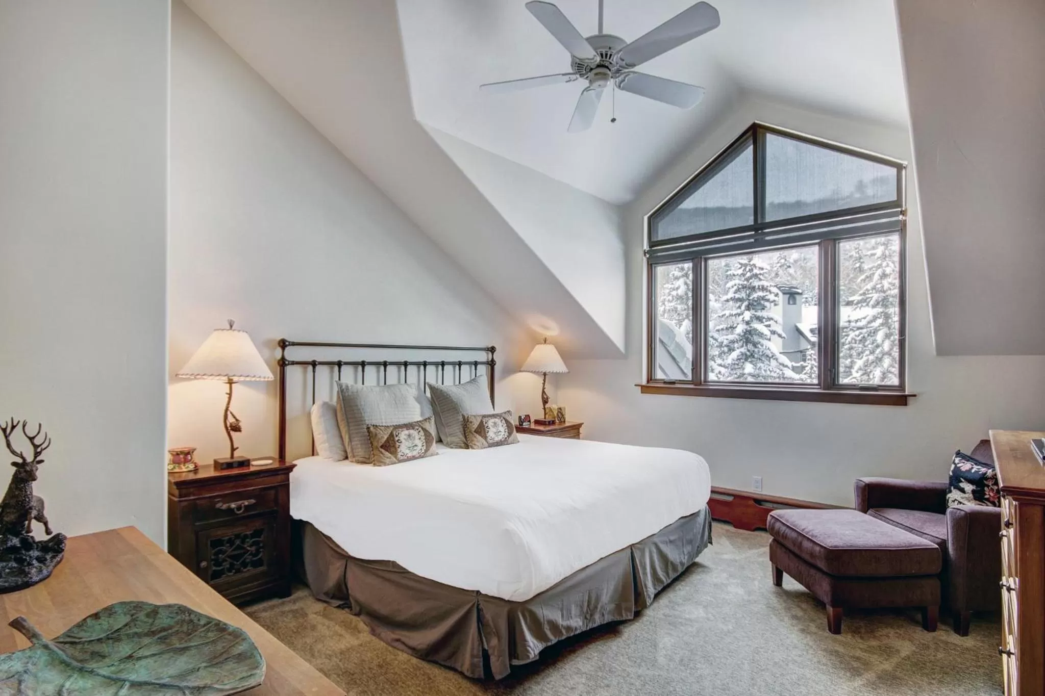 Photo of the whole room, Bed in The Pines Lodge, a RockResort, by Vail Resorts