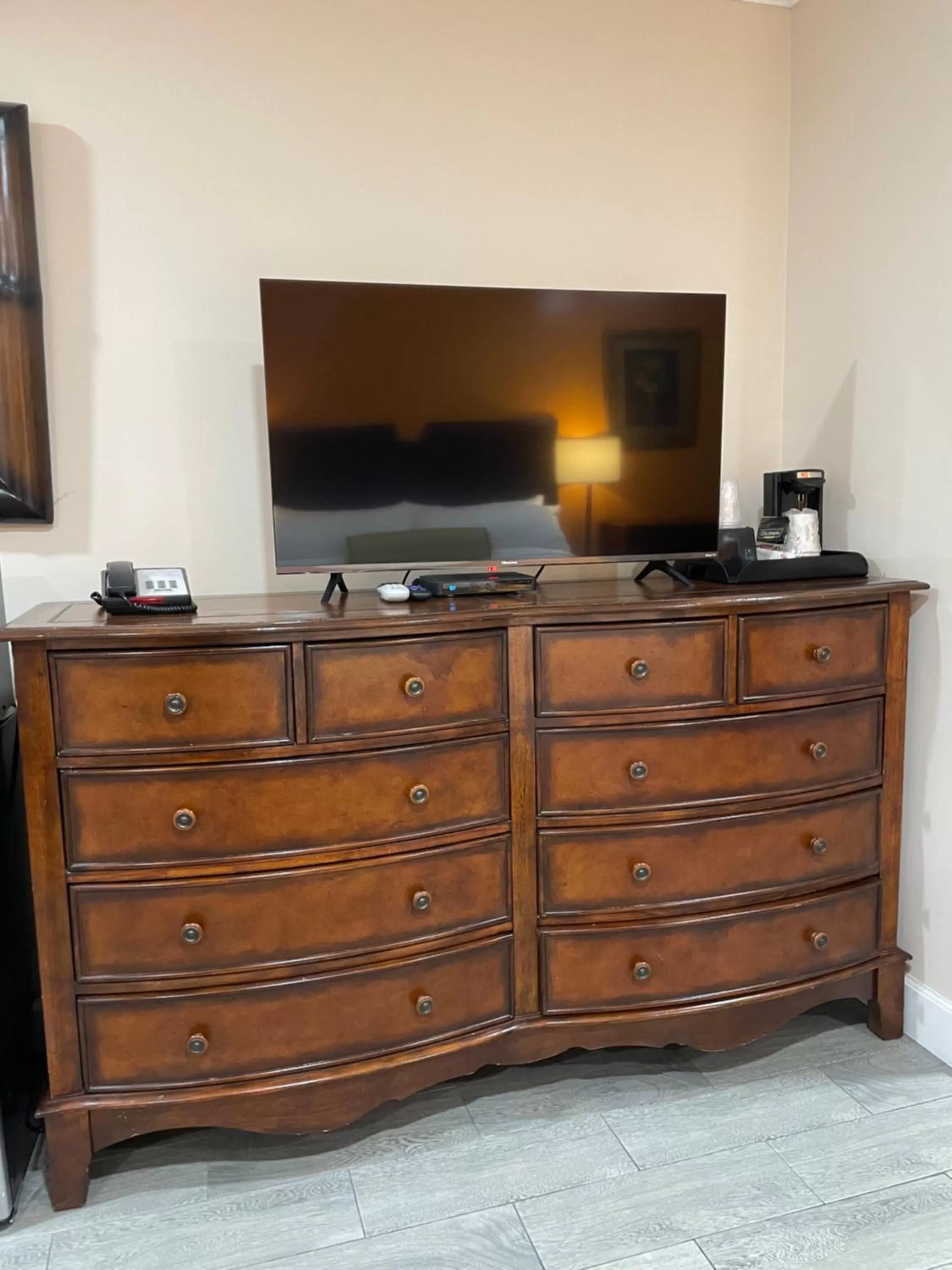 TV and multimedia in Howard Johnson by Wyndham Ridgecrest, CA