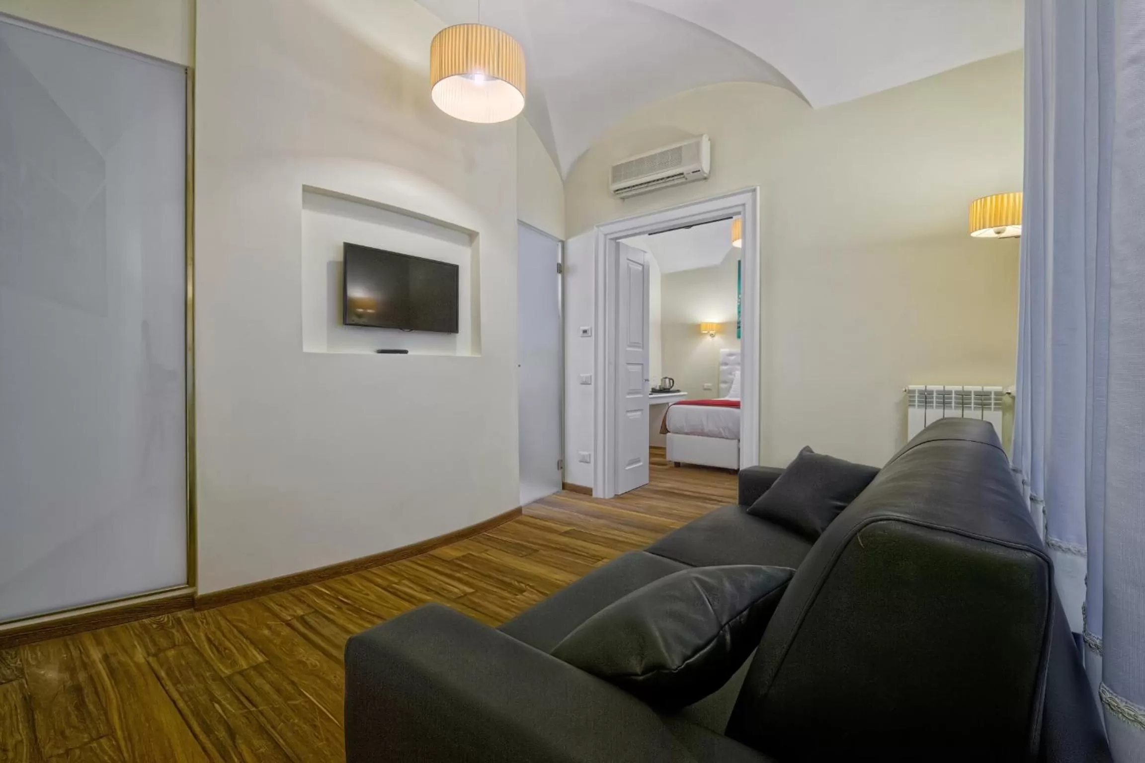 TV and multimedia in Star Vatican Rooms