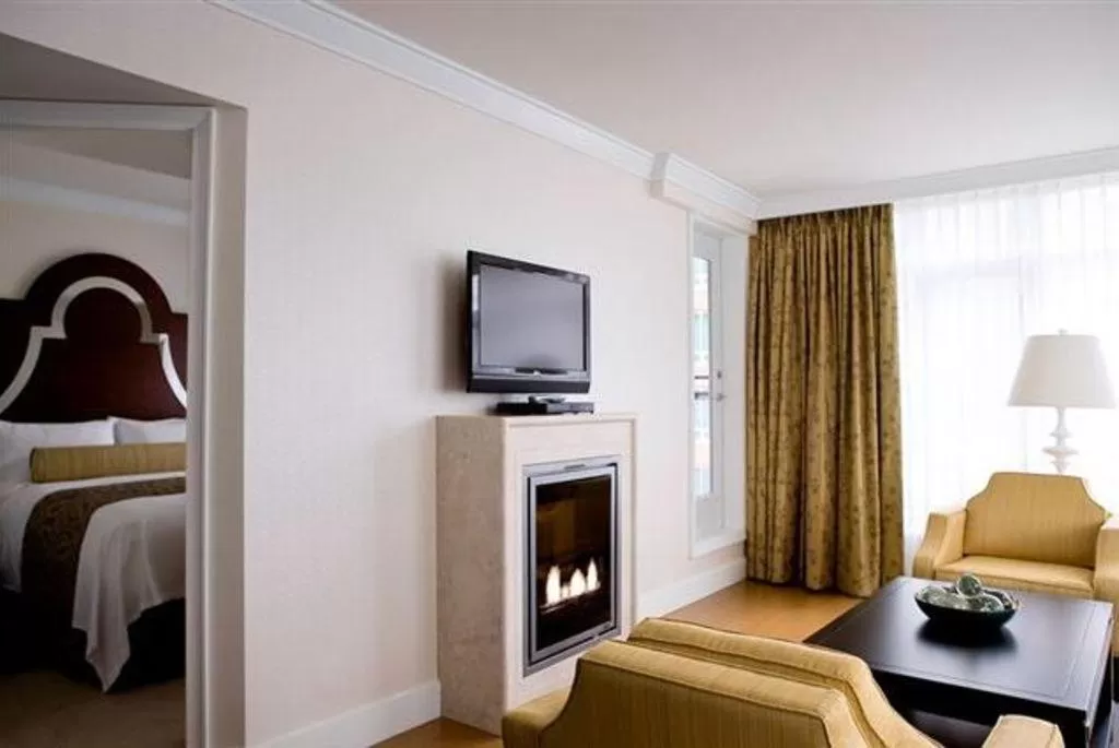 Seating area, Bed in L'Hermitage Hotel