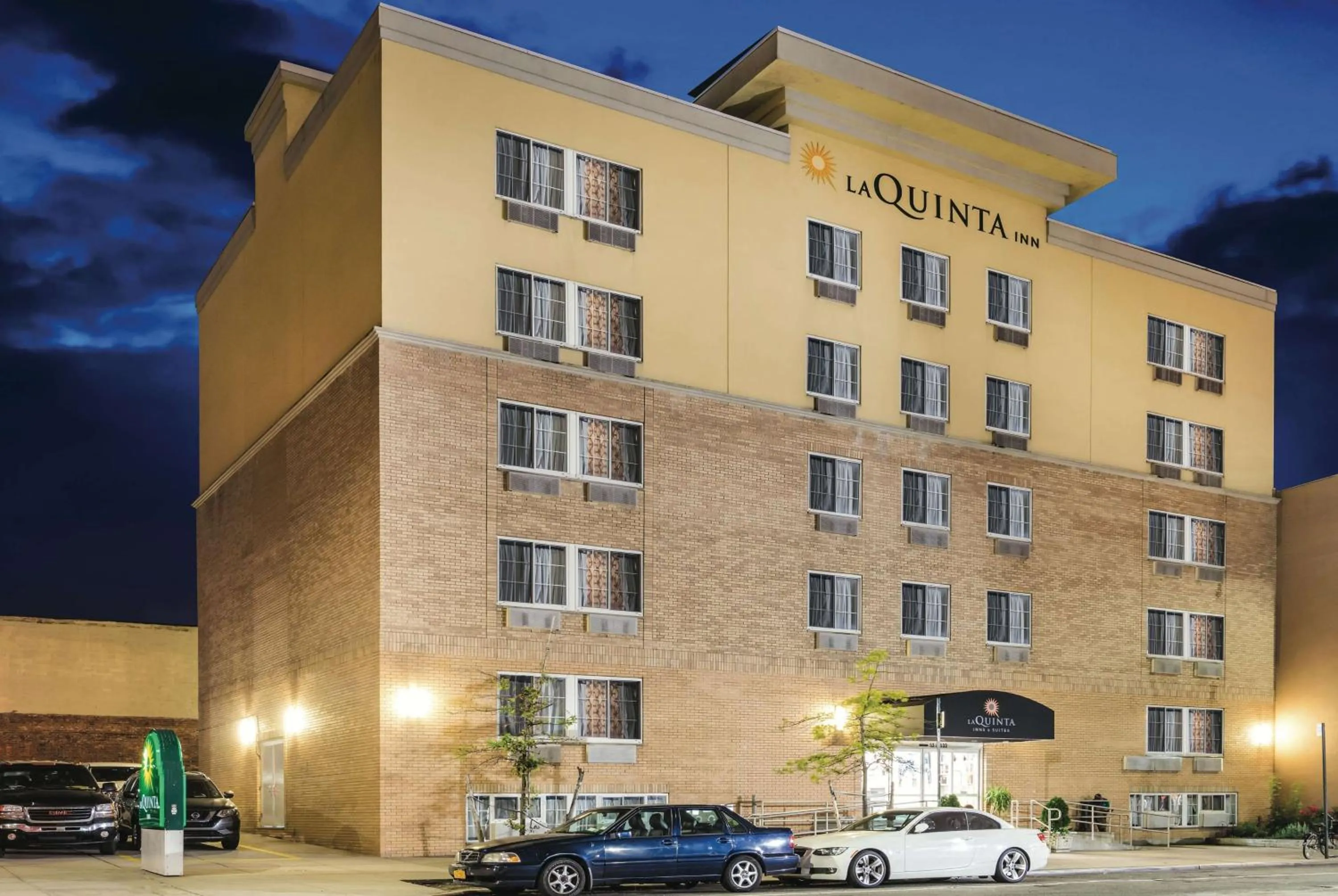 Property building in La Quinta by Wyndham Brooklyn Downtown