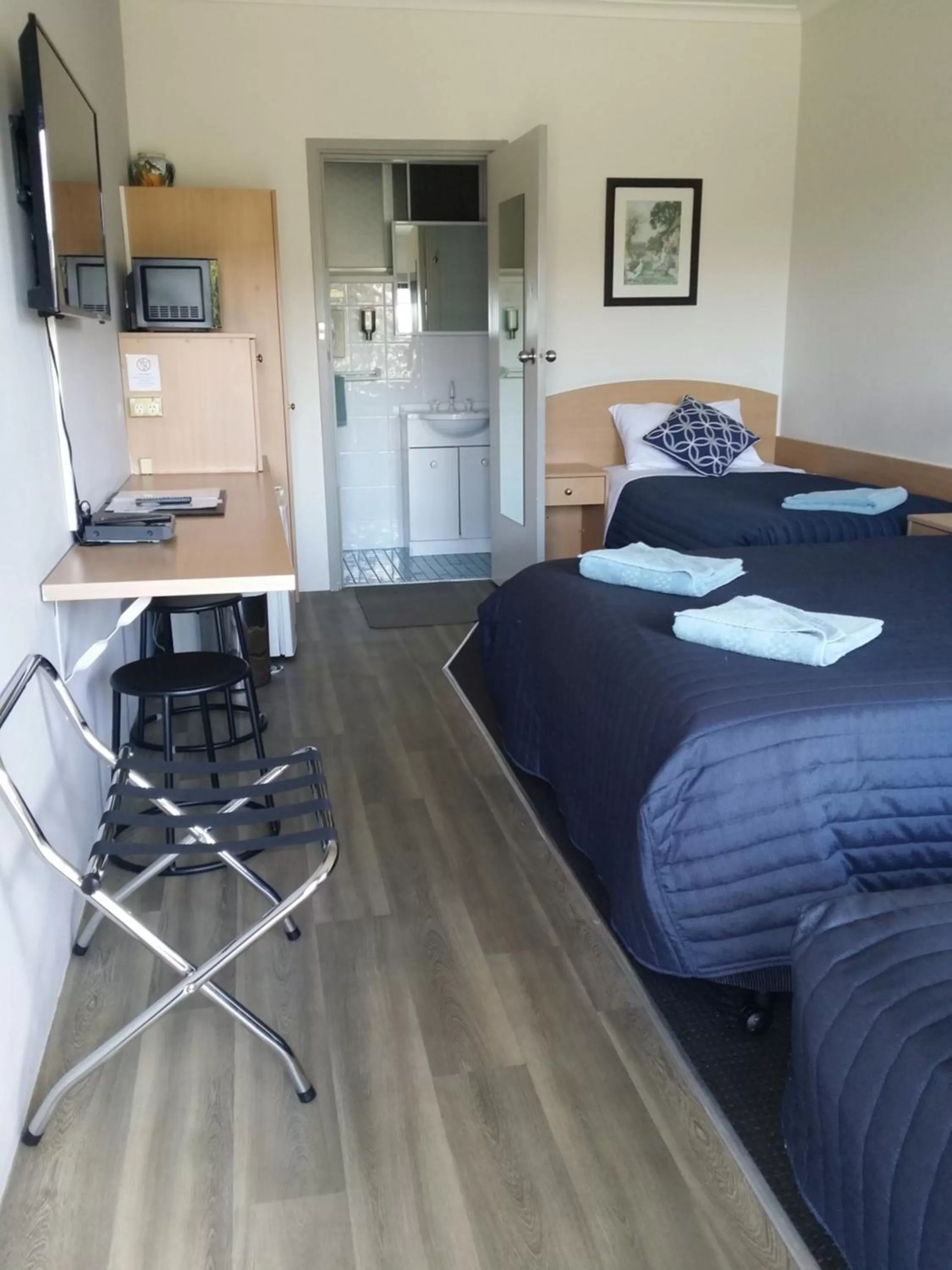 Photo of the whole room in White Manor Motel