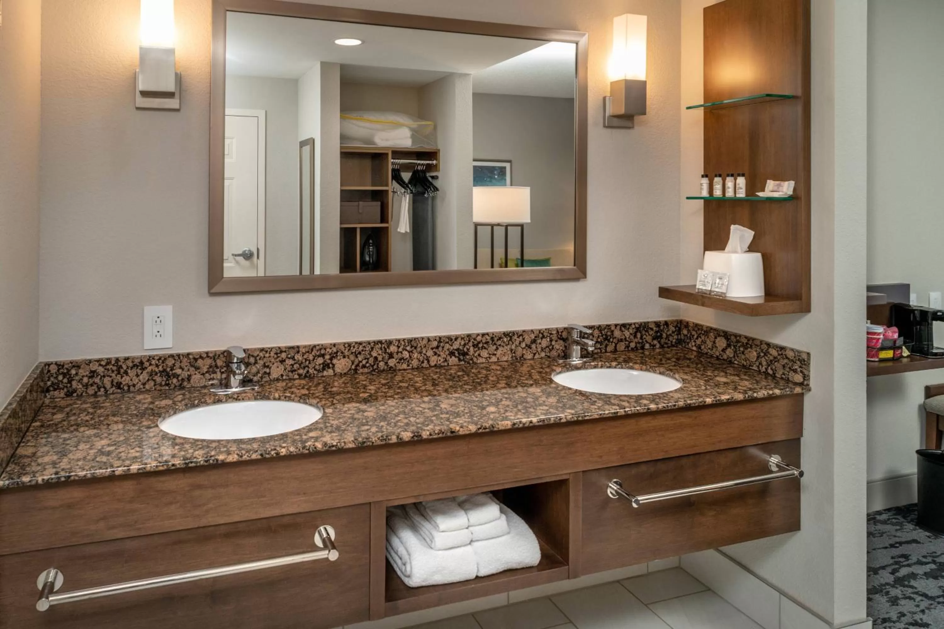 Photo of the whole room, Bathroom in Delta Hotels by Marriott Huntington Mall