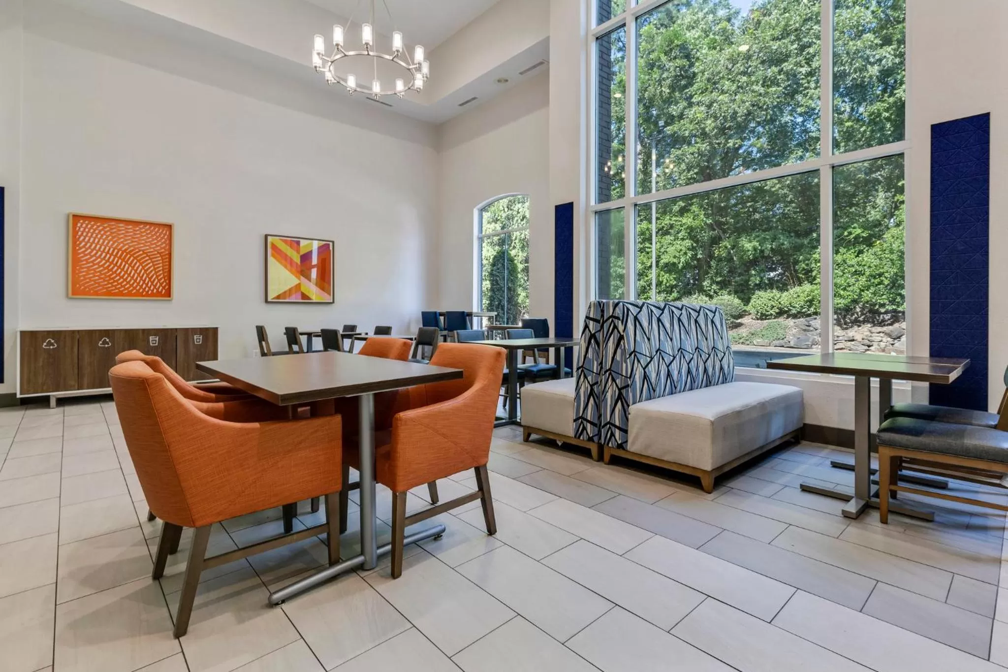 Breakfast, Seating Area in Holiday Inn Express Hotel & Suites Starkville, an IHG Hotel