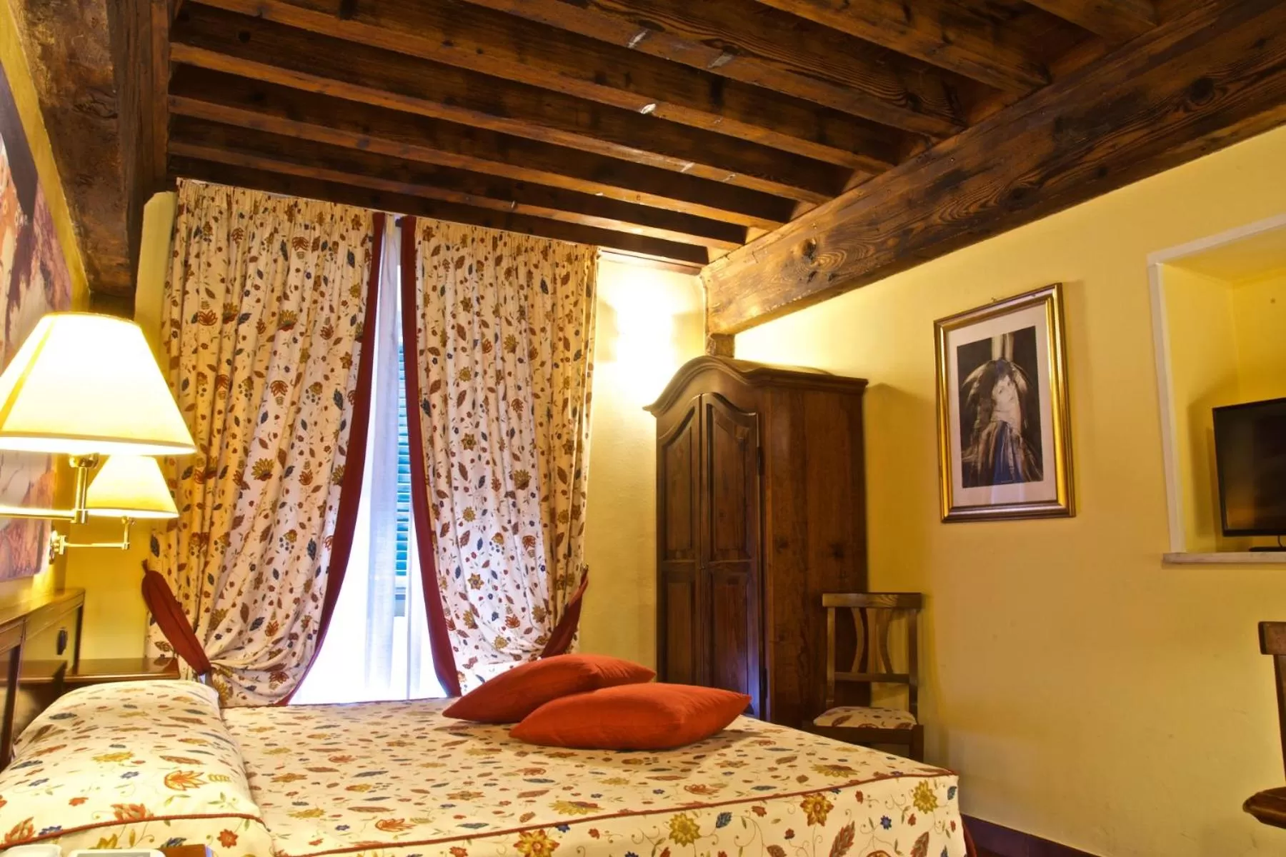 Photo of the whole room, Bed in Hotel La Luna