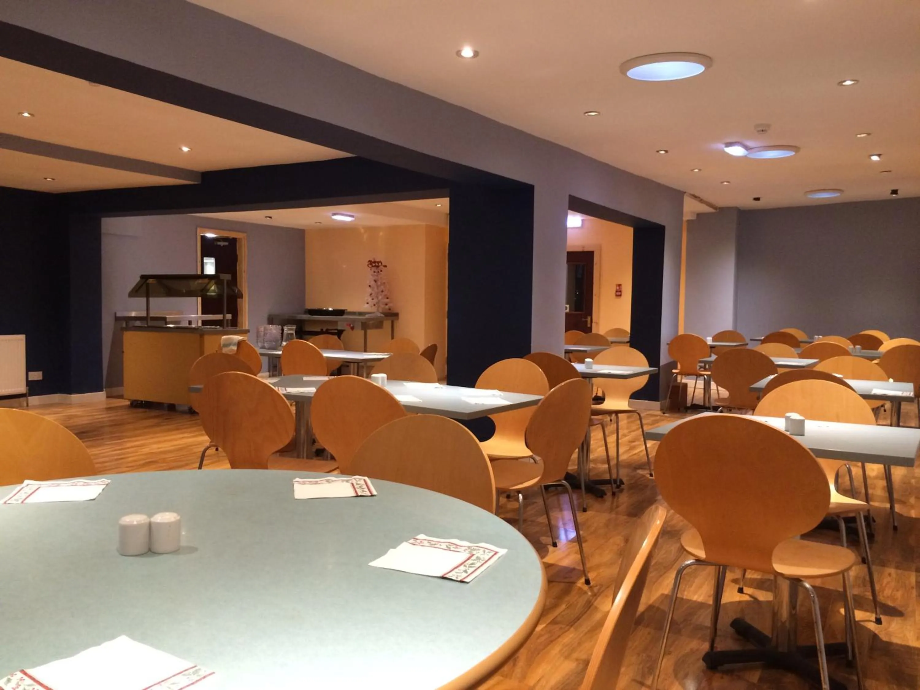 Restaurant/places to eat in Sunny Days Hotel